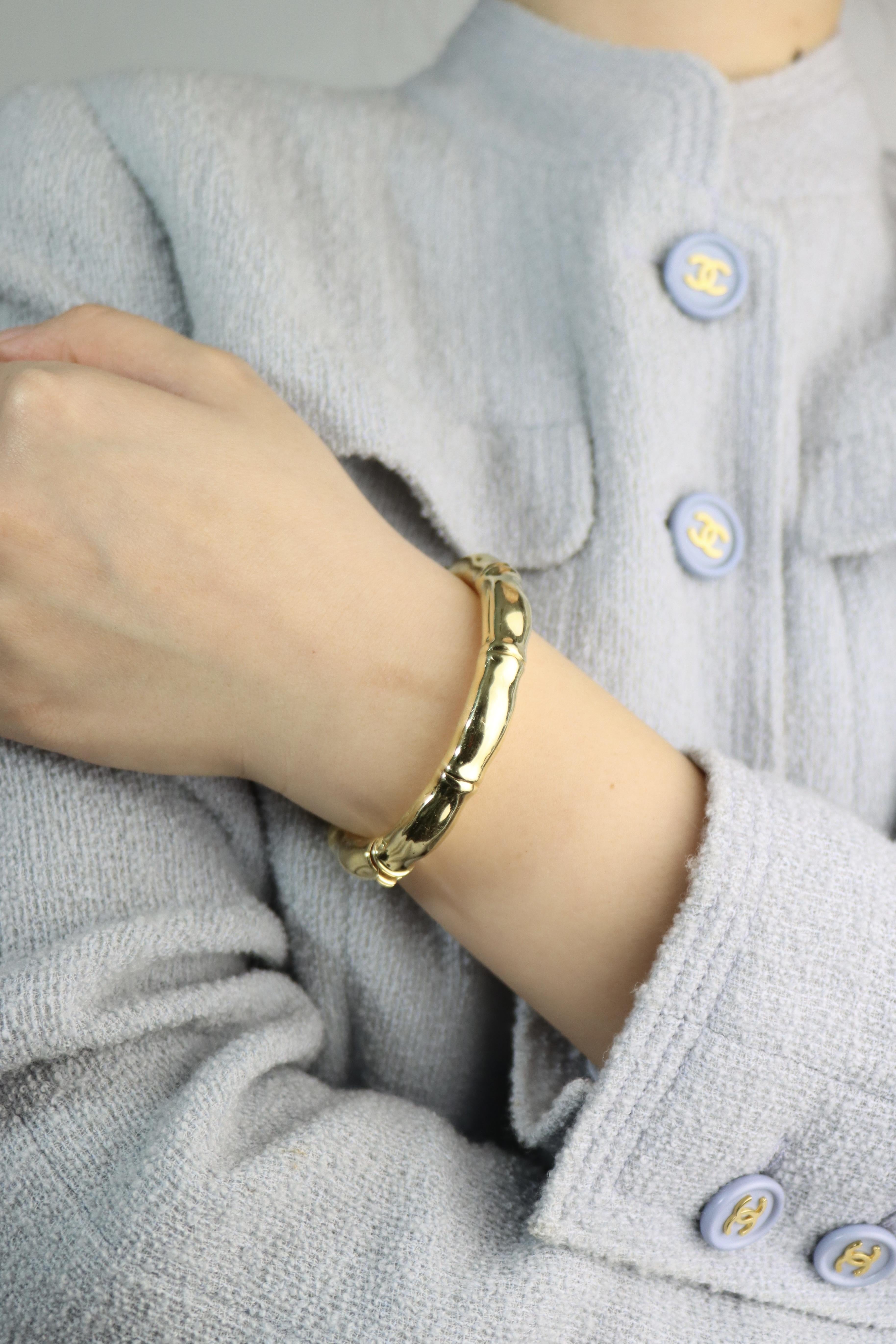 Tiffany & Co. Bracelet en or 18 carats et bambou

Marqué :
Tiffany & Co. 
750
ITALIE

Dimensions approximatives :
16,5 cm (circonférence) 
1 cm (largeur)
46,1 grammes.
