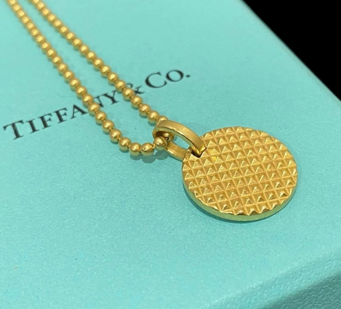 TIFFANY & Co. 18K Gold Diamond Point Pendant Necklace Men's 

Tiffany diamond point pattern was inspired by the clean geometry of a culet — the bottom point of the diamond. Graphic and tactile, it adds elegance and edge to men’s jewelry, accessories