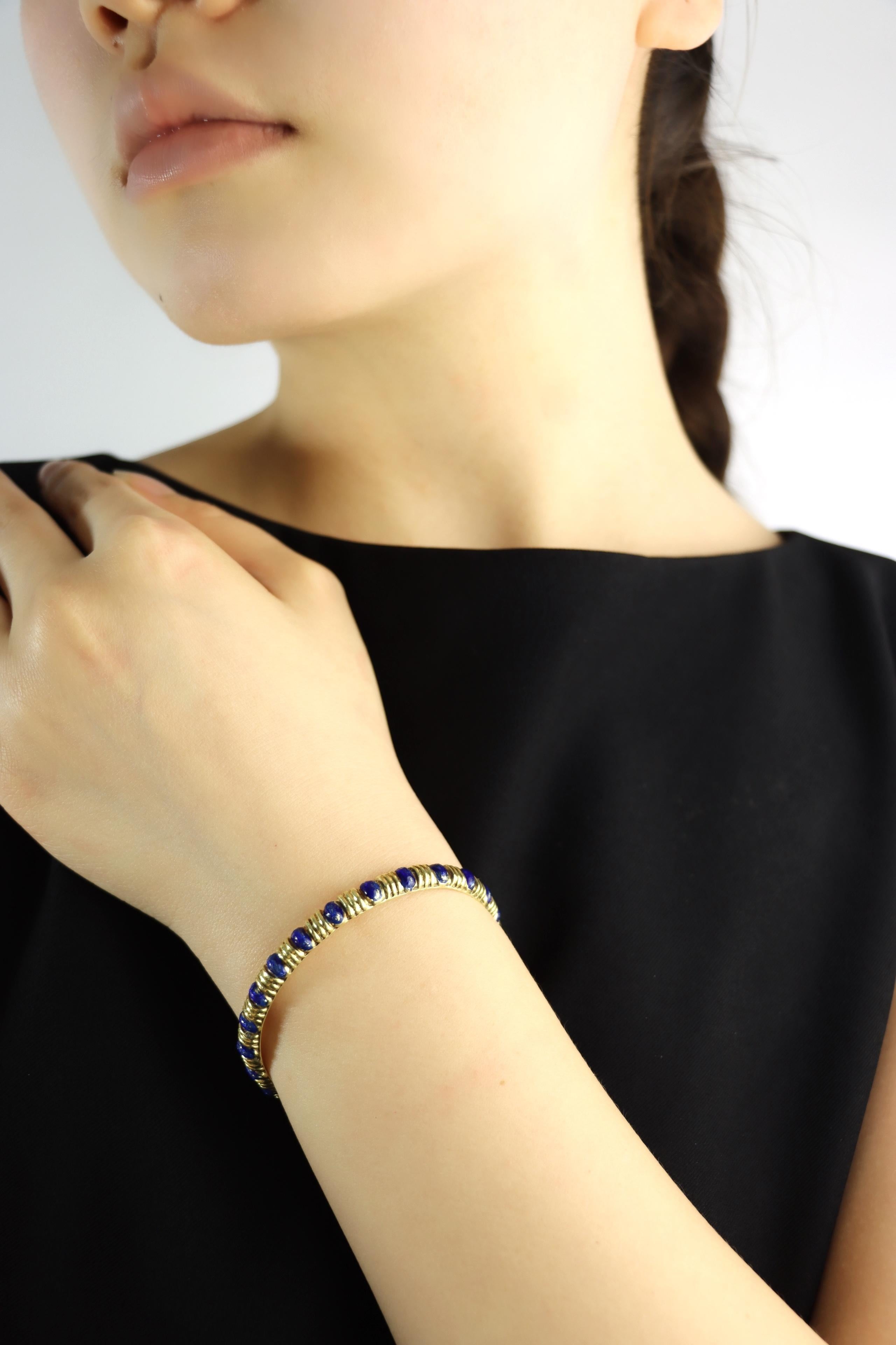 Brazalete Tiffany & Co. de oro de 18 quilates con esmalte azul texturizado

Marcado:
TIFFANY
18K

Dimensiones aproximadas:
16,8 cm (Longitud) 
0,5 cm (Anchura)
27,3 gramos de peso.