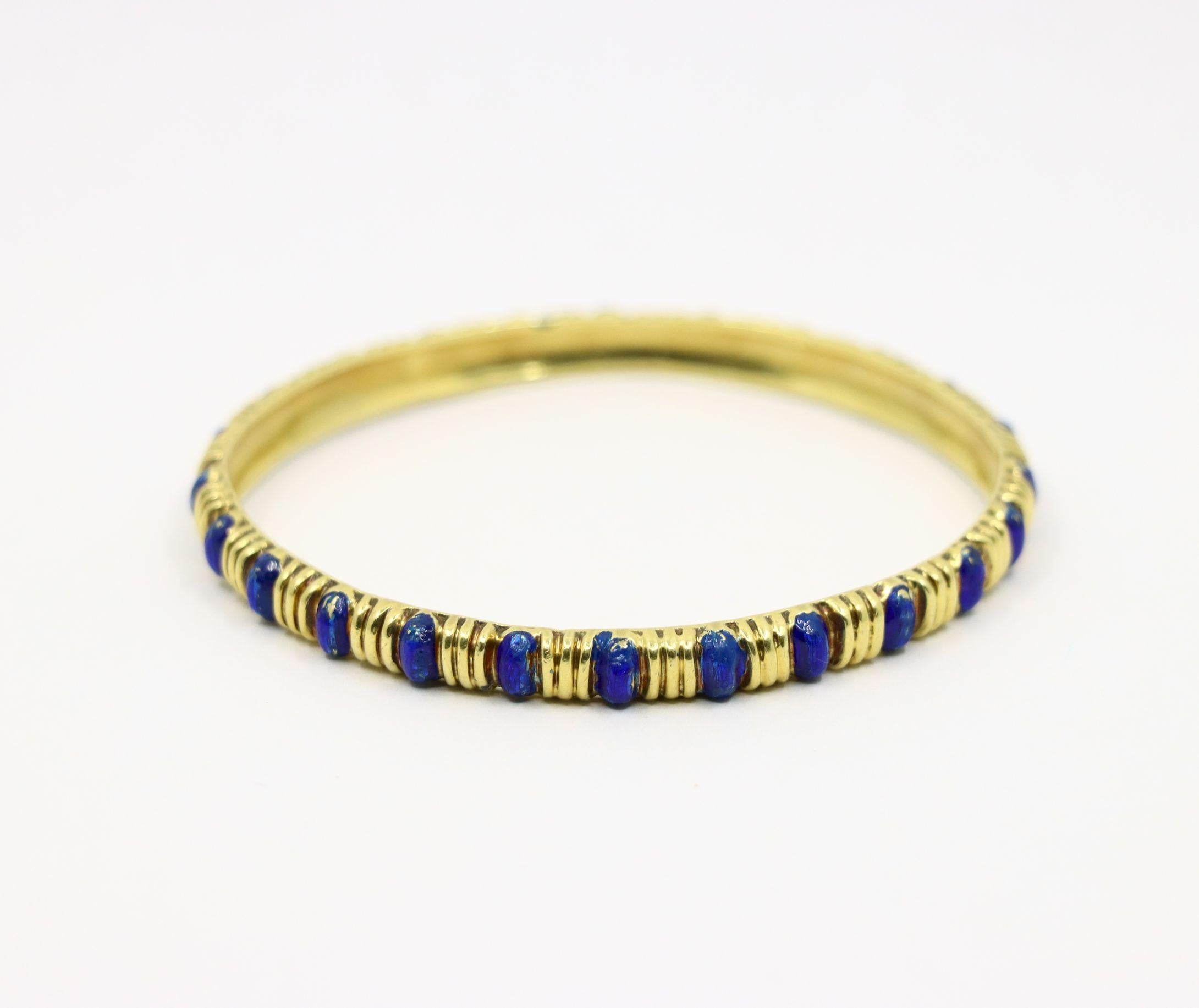 Brazalete Tiffany & Co. de oro de 18 quilates con esmalte azul texturizado en Bueno estado para la venta en Flushing, NY