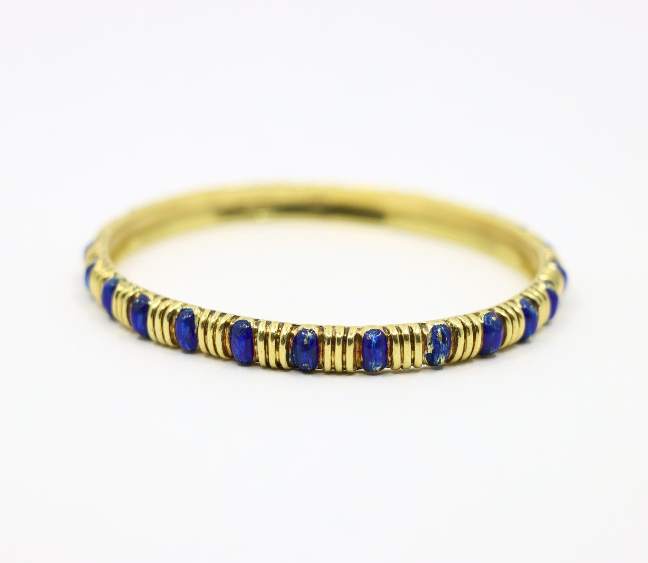 Brazalete Tiffany & Co. de oro de 18 quilates con esmalte azul texturizado en venta 3