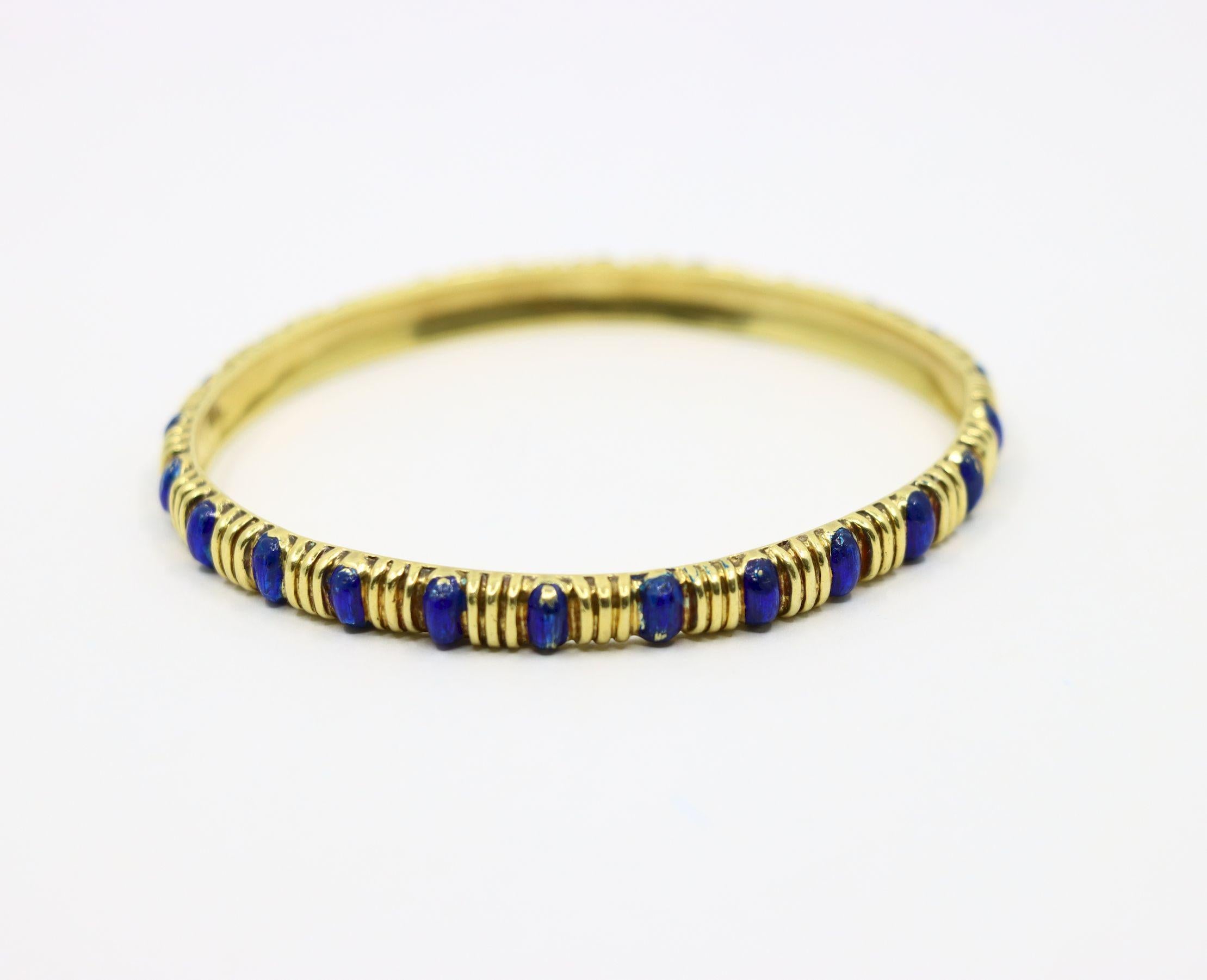 Brazalete Tiffany & Co. de oro de 18 quilates con esmalte azul texturizado en venta 4