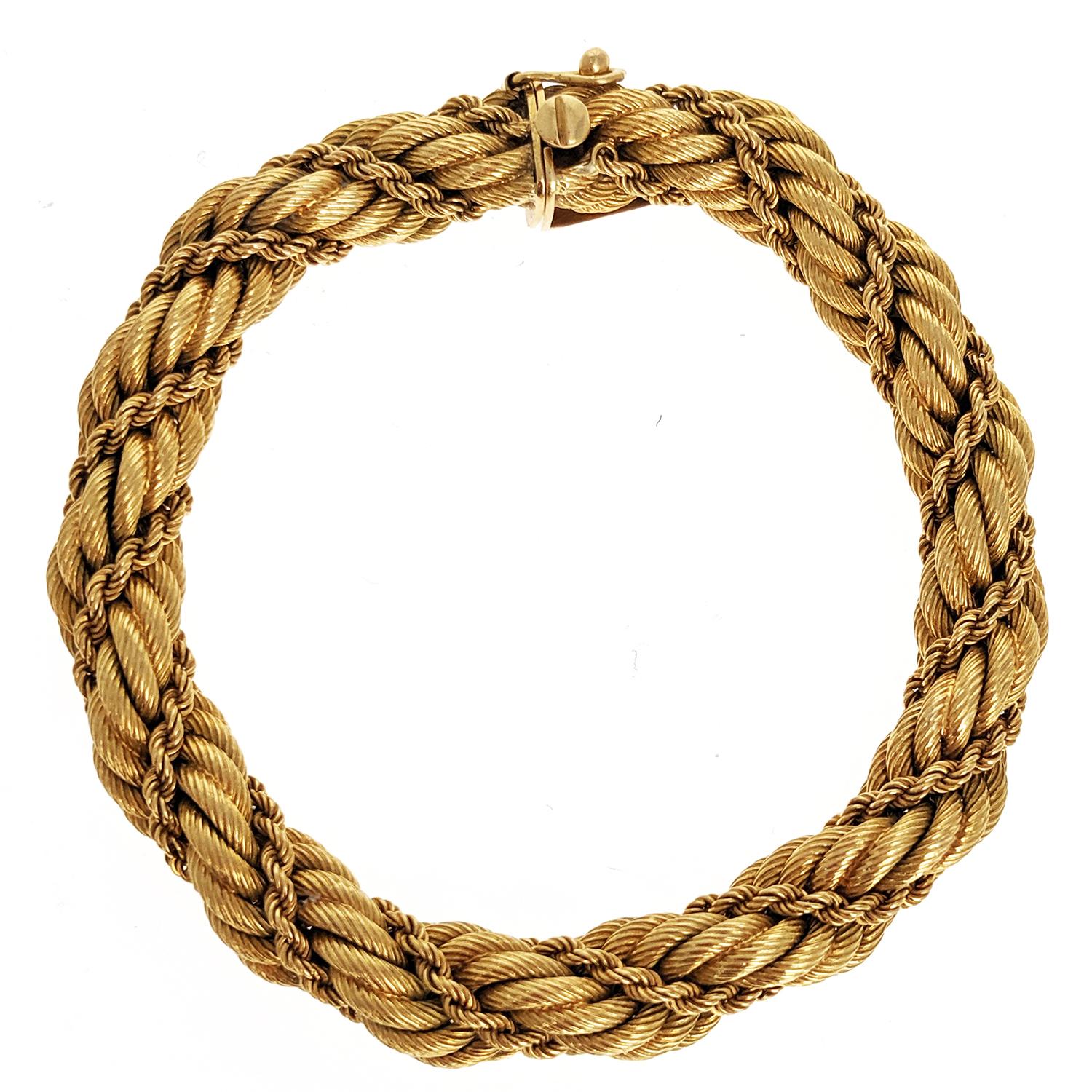 This elegant Tiffany 18 karat yellow gold bracelet with rope motif is an excellent example of Italian gold craftsmanship with it's smoothly articulated and lightweight design. The finished form is rounded and understated but refined upon close