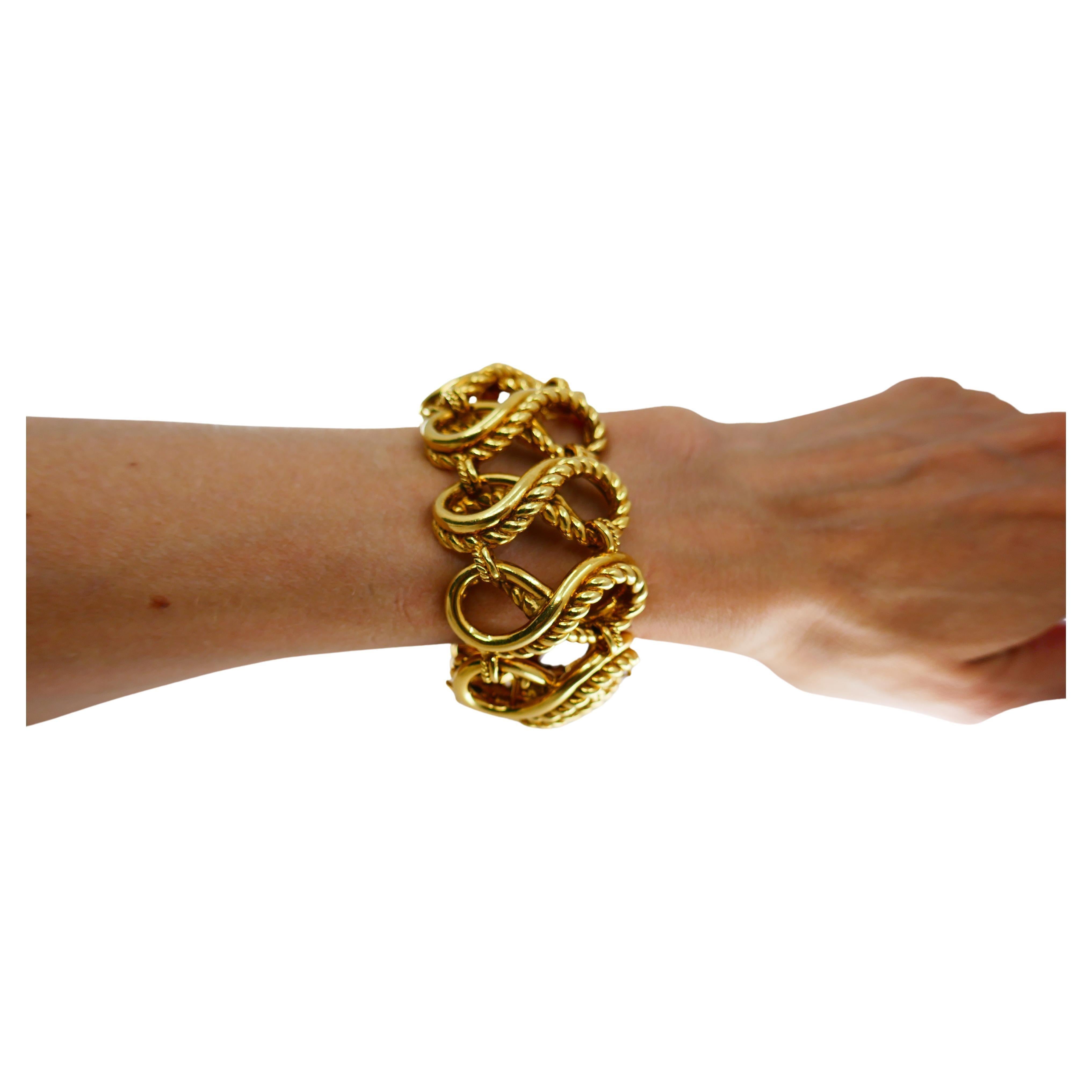  Un fantastique bracelet vintage en or 18 carats de Tiffany & Co, en forme de cage, avec un design ouvert. 
Le bracelet est constitué de maillons convexes en forme de huit, soit dix maillons au total. Chaque maillon est composé d'un mélange d'or