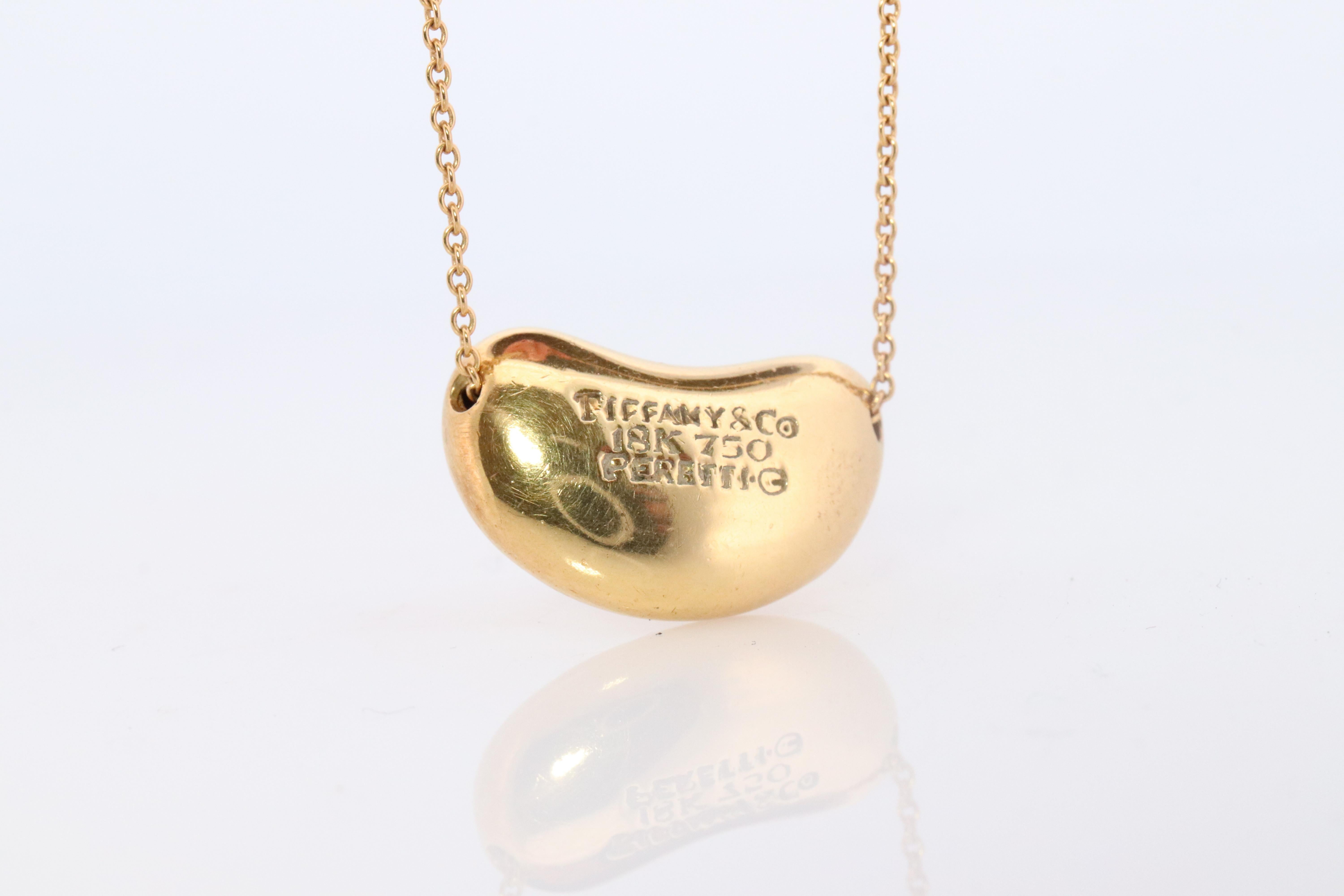 Tiffany & Co. 18k Gold Chain and Bean Pendant Necklace. 750 Yellow Gold Tiffany In Good Condition For Sale In Port Charlotte, FL
