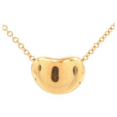 Tiffany & Co. Collier avec chaîne en or 18k et pendentif en forme de haricot. Tiffany en or jaune 750