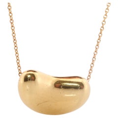 Tiffany & Co. Collier avec chaîne en or 18k et pendentif en forme de haricot. Tiffany en or jaune 750