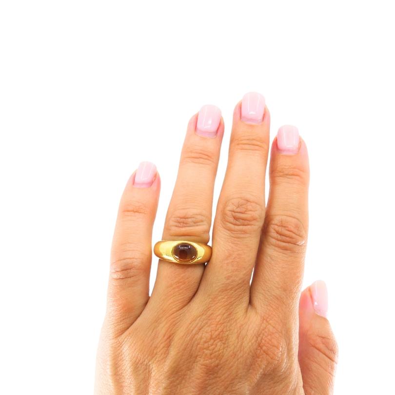 
A timeless statement piece by Tiffany & Co., this ring is crafted in 18 karat yellow gold and showcases a warm citrine cabochon at its center. The stone is bezel-set into a smoothly contoured, polished gold band, lending the piece both sculptural