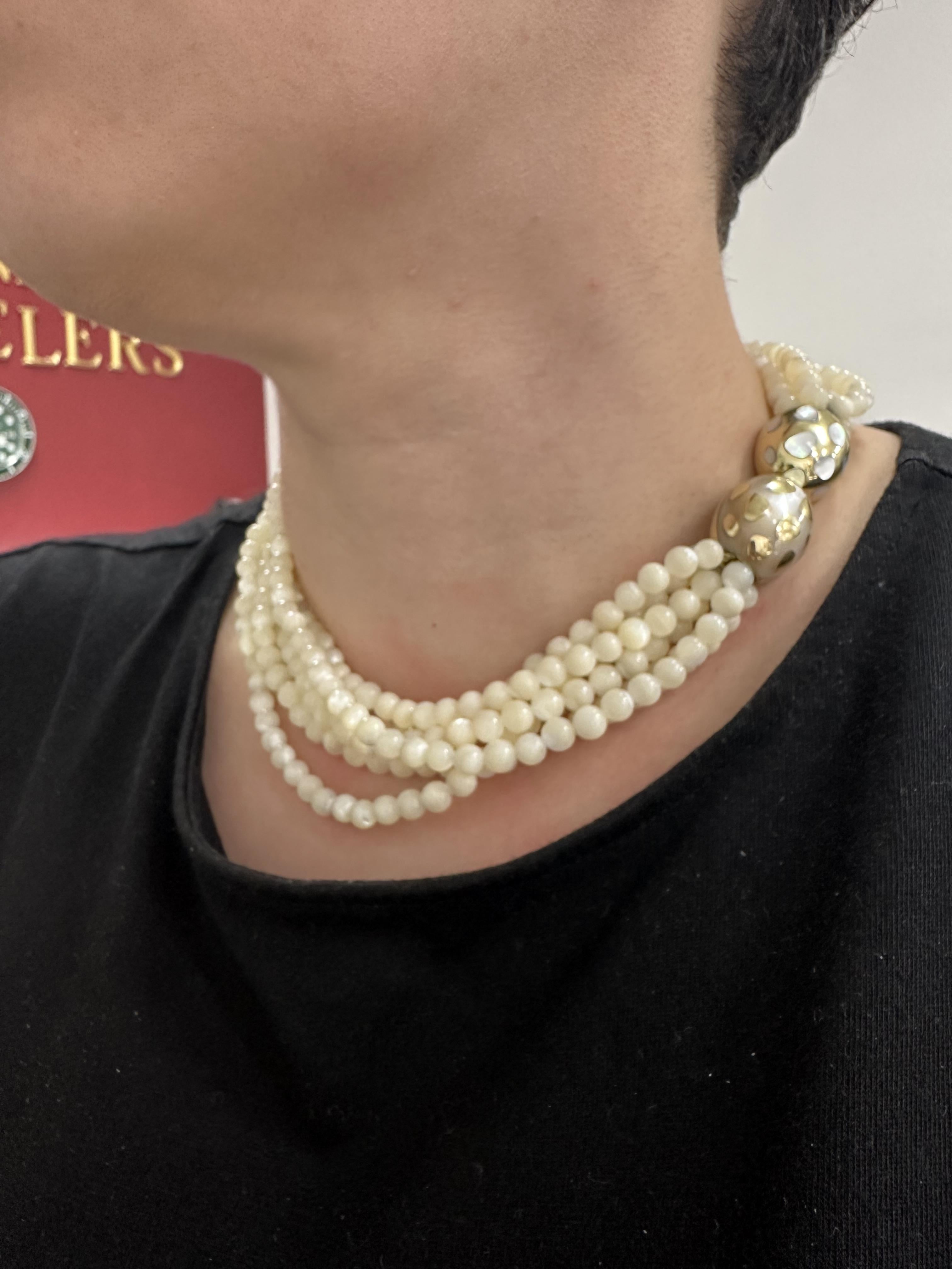 - A. Stone:-
Numerose Madreperle - Forma rotonda - Colore bianco - 5,8 mm ciascuna (circa)
Numerose Madreperle - Taglio personalizzato - Set intarsiato

Materiale: Corda con chiusura in oro giallo 18k
Peso: 147,49 grammi
Lunghezza: 17