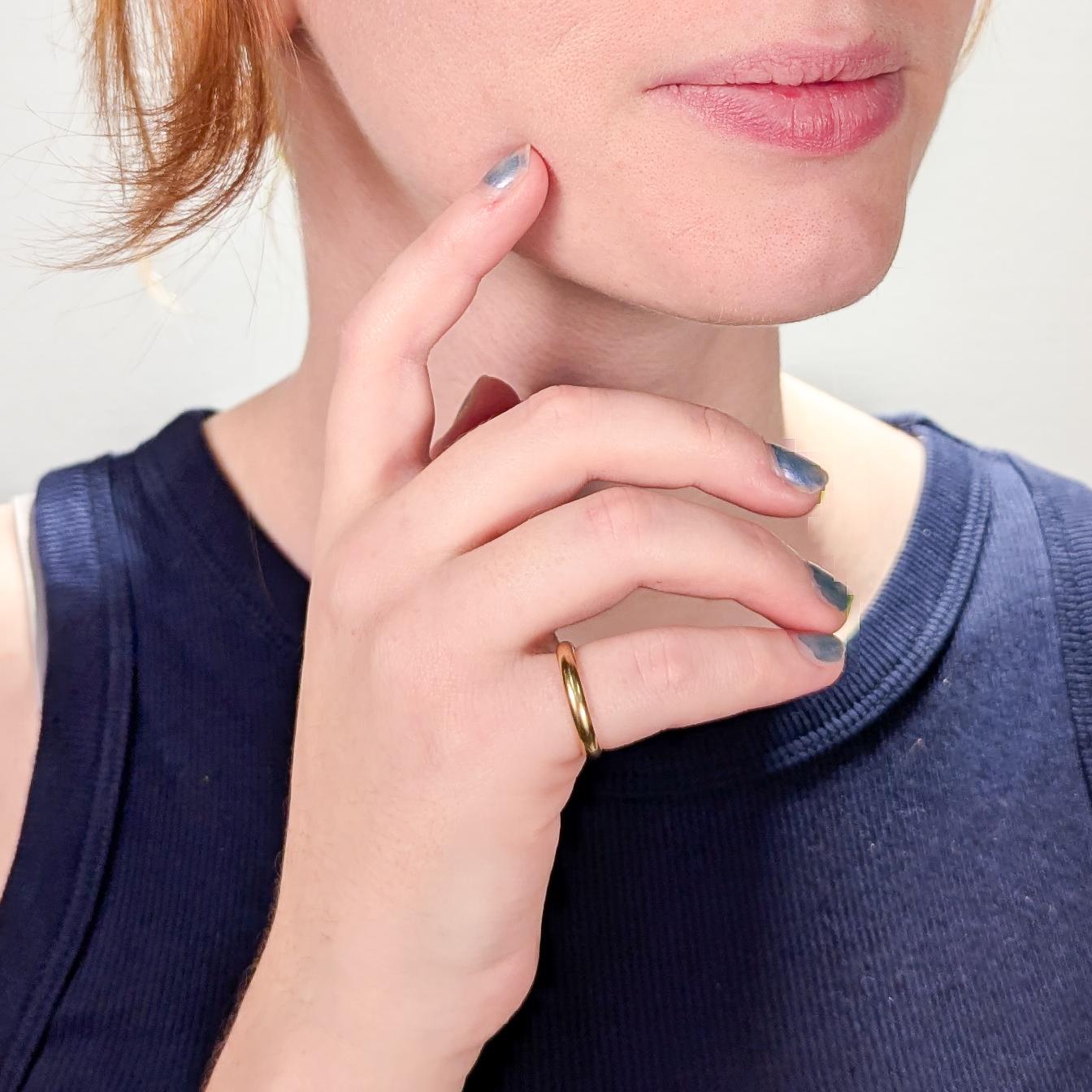 A fine Tiffany & Co. gold band ring.

In 18K gold.

In the form of a band ring. 

Marked ©1999 / Tiffany & Co. / 18K to the interior of the band.

Simply wonderful design from Tiffany & Co!

Date:
1999

Overall Condition:
It is in overall good,