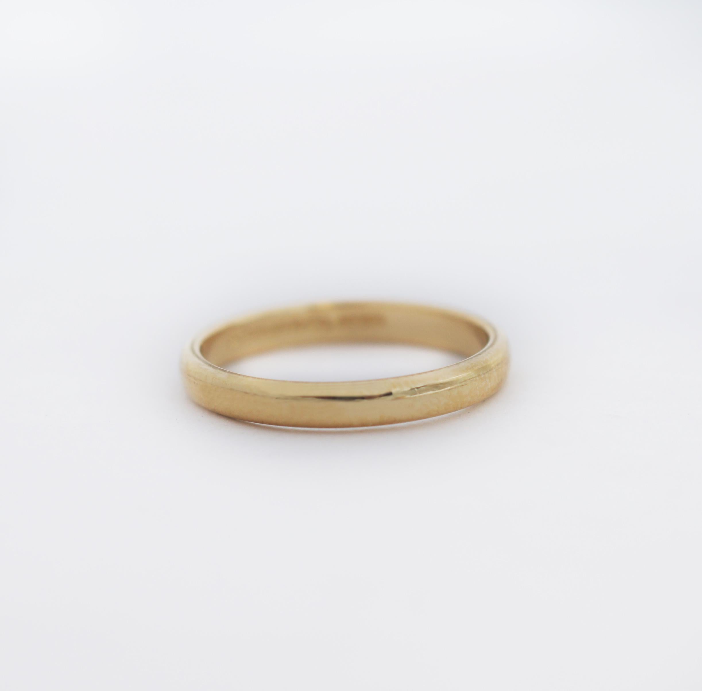 Tiffany & Co. 18K Gold Classic Wedding Band Ring In Good Condition For Sale In San Fernando, CA