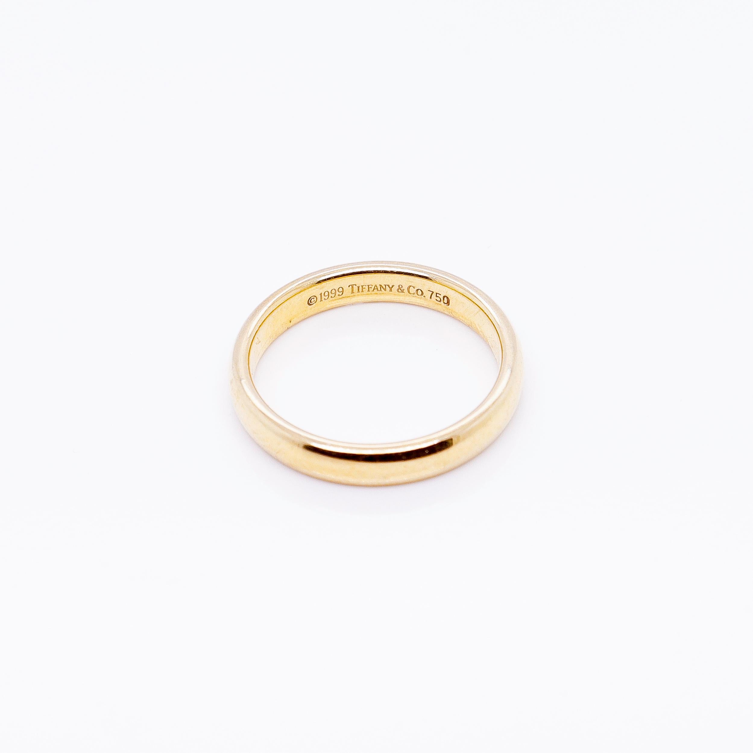 A fine Tiffany & Co. gold band ring.

In 18K gold.

In the form of a band ring. 

Marked ©1999 / Tiffany & Co. / 18K to the interior of the band.

Simply wonderful design from Tiffany & Co!

Date:
1999

Overall Condition:
It is in overall good,