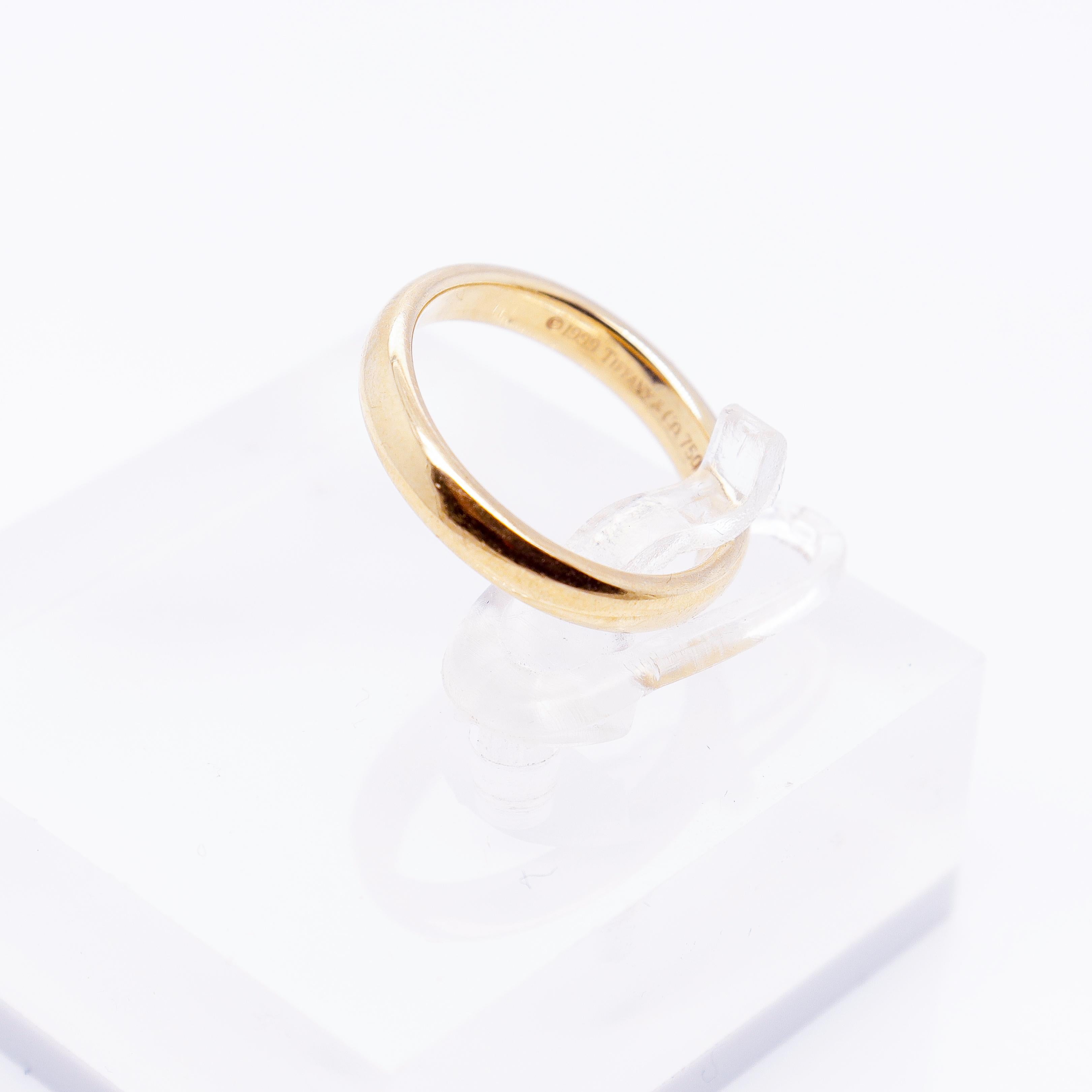 Tiffany & Co. 18k Gold Classic Wedding Band Ring In Good Condition For Sale In Philadelphia, PA