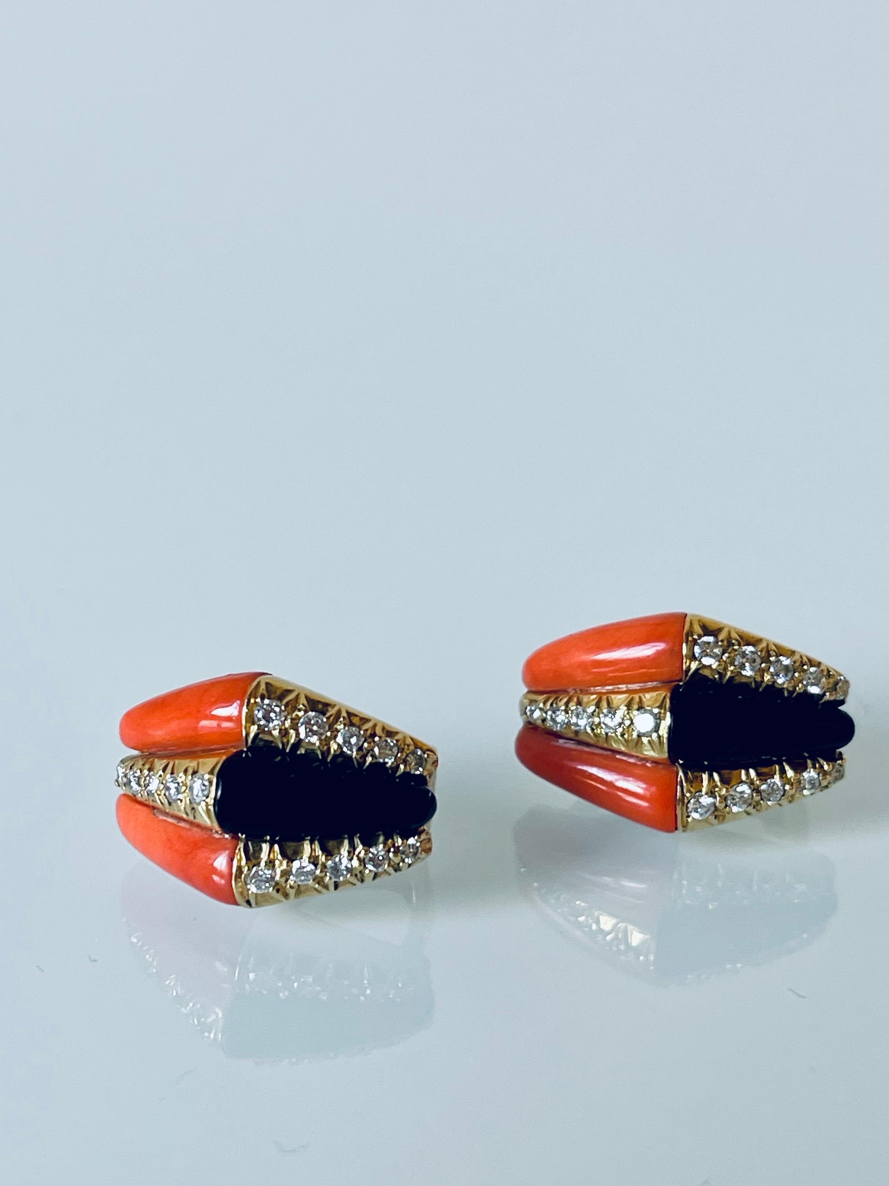 Tiffany & Co 18K Gold Coral Onyx Earrings C 1960 In Good Condition For Sale In Firenze, IT