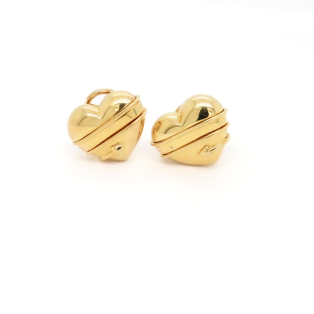 Tiffany & Co. 18 Karat Gold Amor Arrow Herzförmige Clip-Ohrringe in Herzform, Tiffany & Co. im Zustand „Gut“ im Angebot in Philadelphia, PA