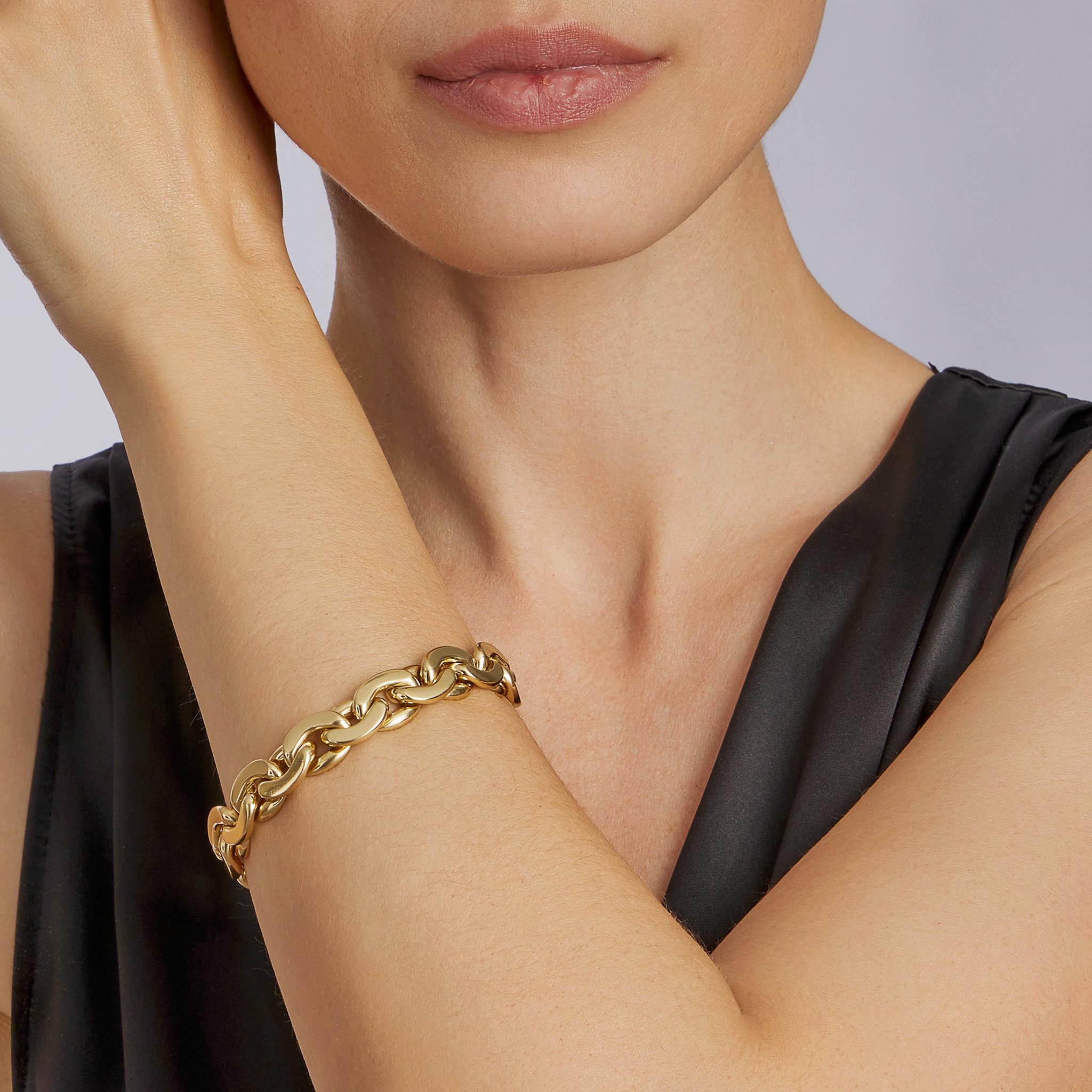 Dating from the 1970s, this streamlined, flattened curb link bracelet by Tiffany & Co. Italy is composed of polished 18K gold. A beautiful form in both modeling and proportion, this maximally soft and flexible bracelet of satisfying weigh pairs well