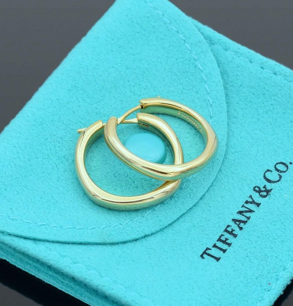 TIFFANY & Co. 18K Gold Cushion Hoop Earrings In Excellent Condition In Los Angeles, CA