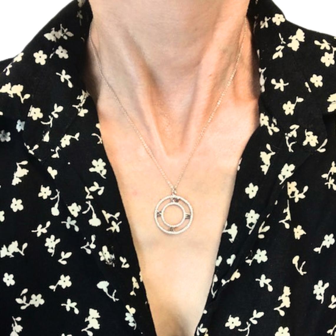 Diese Tiffany & Co. Die offene Halskette mit Anhänger Atlas ist aus 18 Karat Weißgold gefertigt und mit runden Diamanten im Brillantschliff besetzt. Das Design ist von den römischen Ziffern inspiriert, die die ikonische Atlas-Uhr über dem