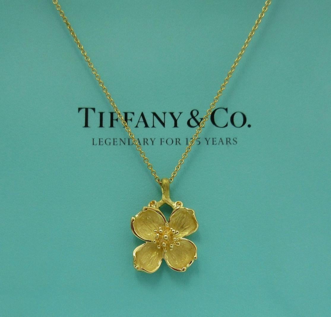 TIFFANY & Co. 18K Gold Dogwood Pendant Necklace In Excellent Condition In Los Angeles, CA
