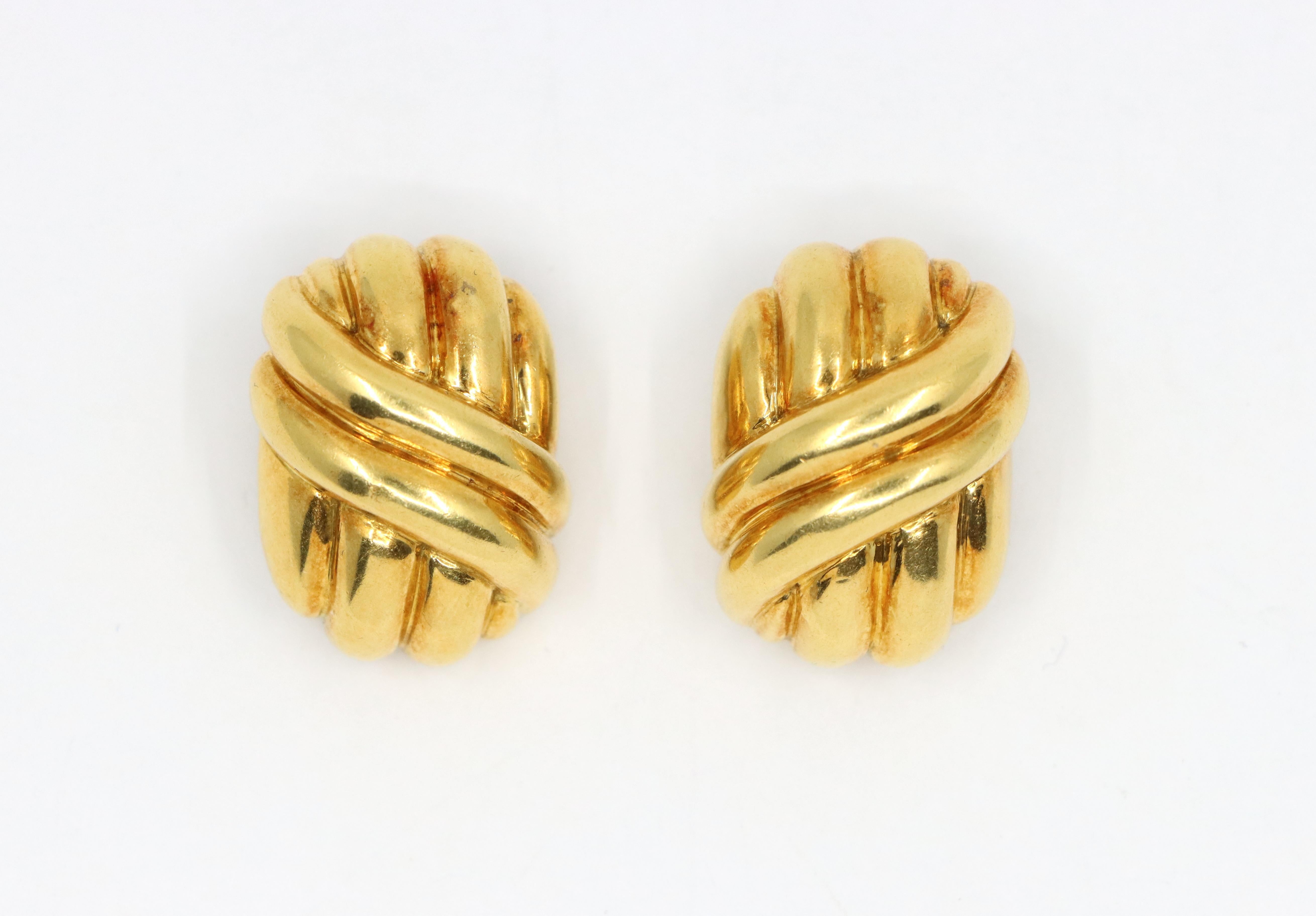 Tiffany & Co. 18K Gold Earrings In Good Condition For Sale In Flushing, NY
