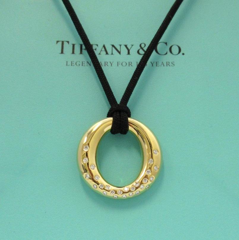 TIFFANY & Co. 18K Gold Elsa Peretti Diamant Sevillana Anhänger Halskette


Metall: 18K Gelbgold
Gold Gewicht: 6,0 Gramm
Anhänger: 24mm(0.95
