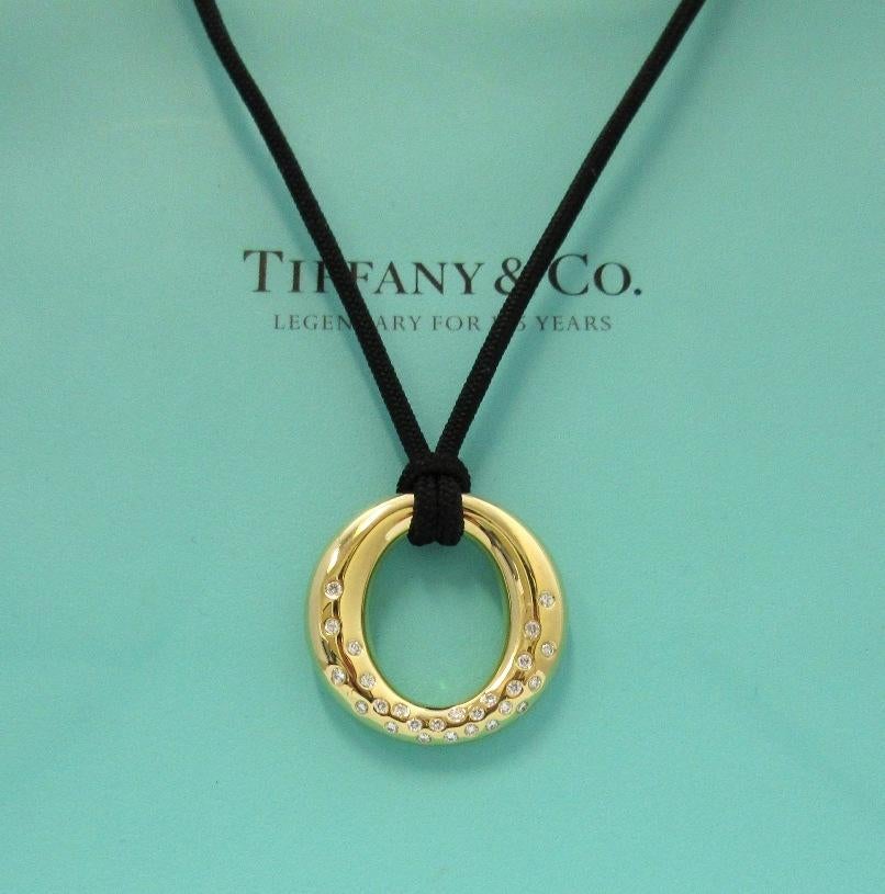 Taille ronde TIFFANY & Co. Collier pendentif Elsa Peretti Sevillana avec diamants en or 18K en vente