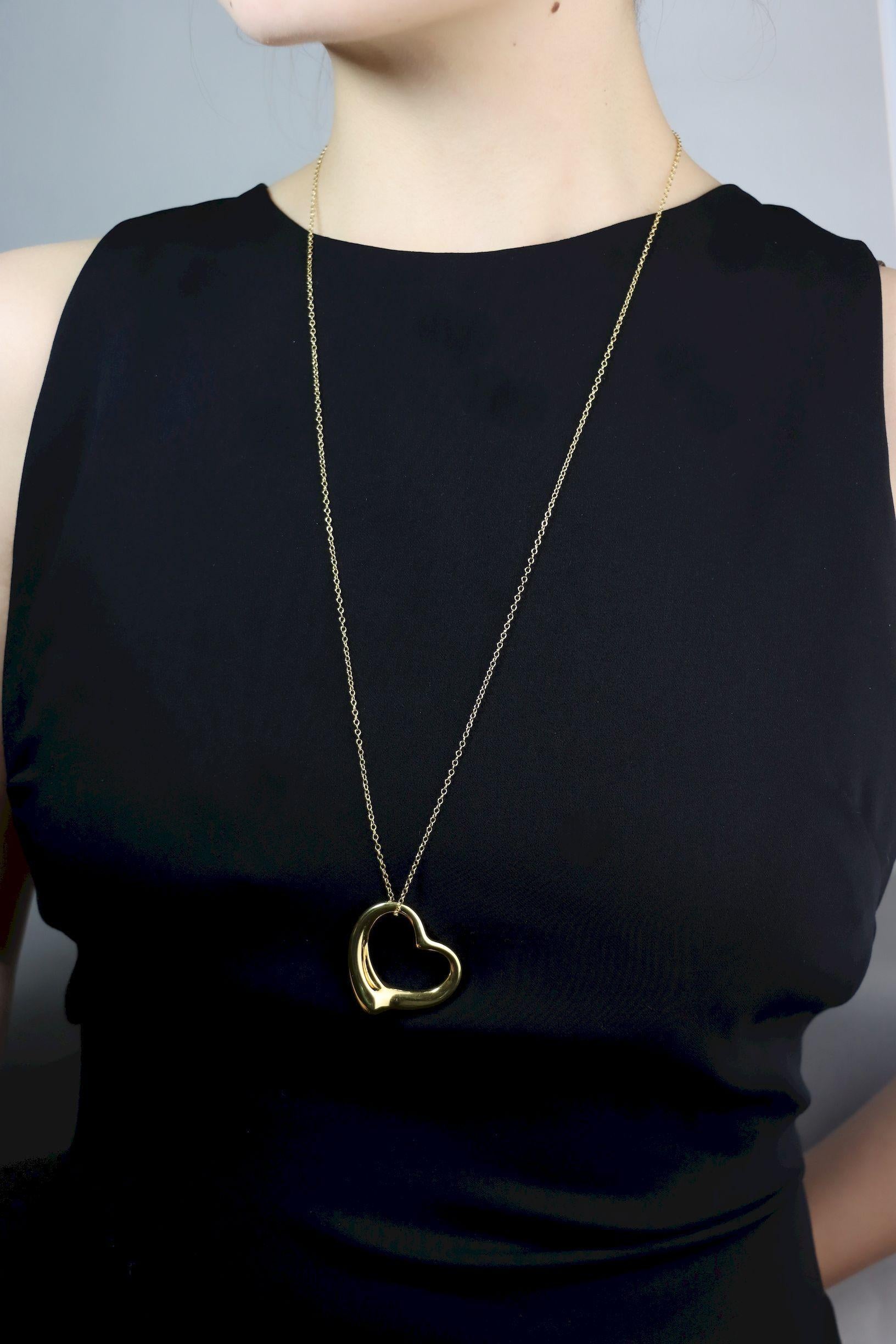 Tiffany & Co., collier pendentif Elsa Peretti Open Heart en or 18 carats

Marqué :
TIFFANY & Co.
Elsa Peretti
759
ESPAGNE

Dimensions approximatives :
76,5 cm (longueur) 
3,5 x 3,25 cm (pendentif)
15,3 grammes.