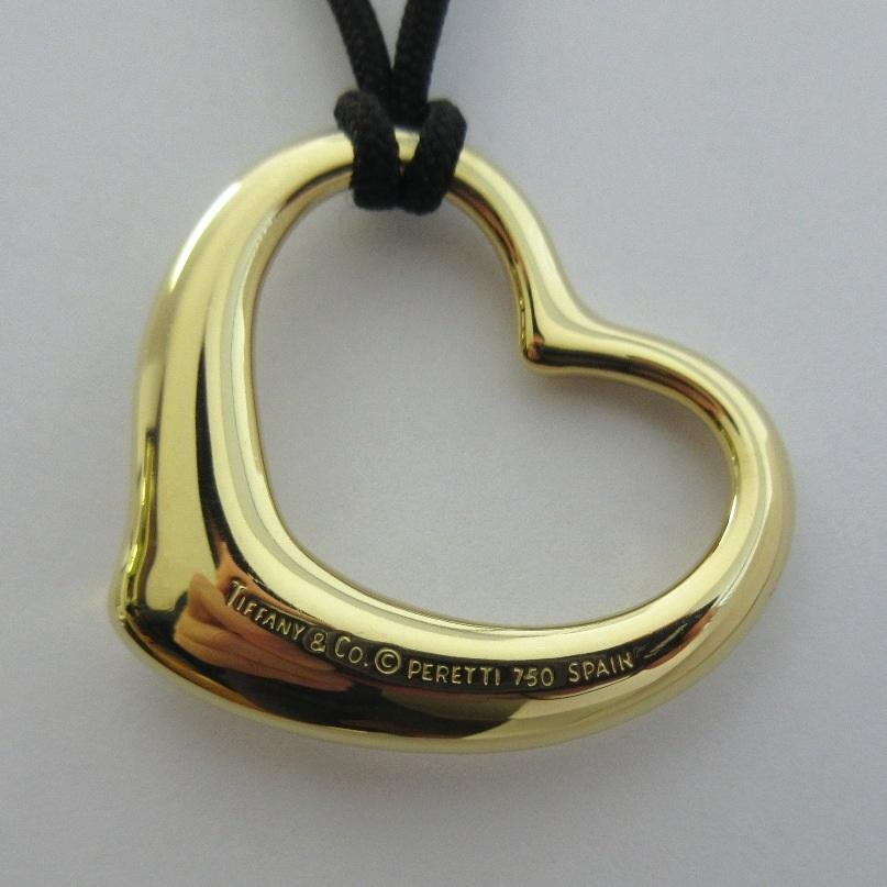 TIFFANY & Co. Elsa Peretti, collier pendentif cœur ouvert de 36 mm en or 18 carats Pour femmes en vente