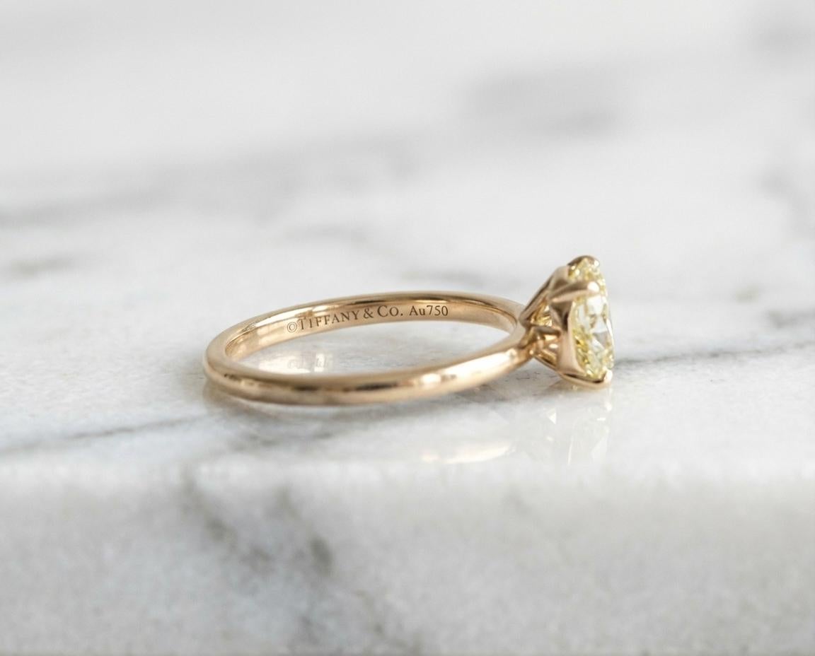 Chef-d'œuvre de couleur rare et de clarté remarquable, cette pièce authentique de Tiffany & Co. La bague de fiançailles Trueing met en valeur un superbe diamant jaune intense fantaisie de 0,96 carat dans une forme coussin raffinée. D'une pureté