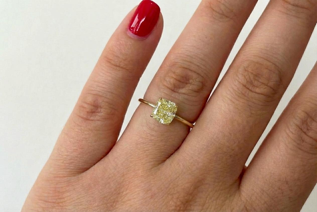 Art déco Bague de fiançailles en or 18K Golding & Co. avec diamant jaune intense en vente
