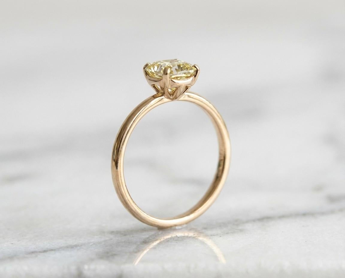 Taille coussin Bague de fiançailles en or 18K Golding & Co. avec diamant jaune intense en vente
