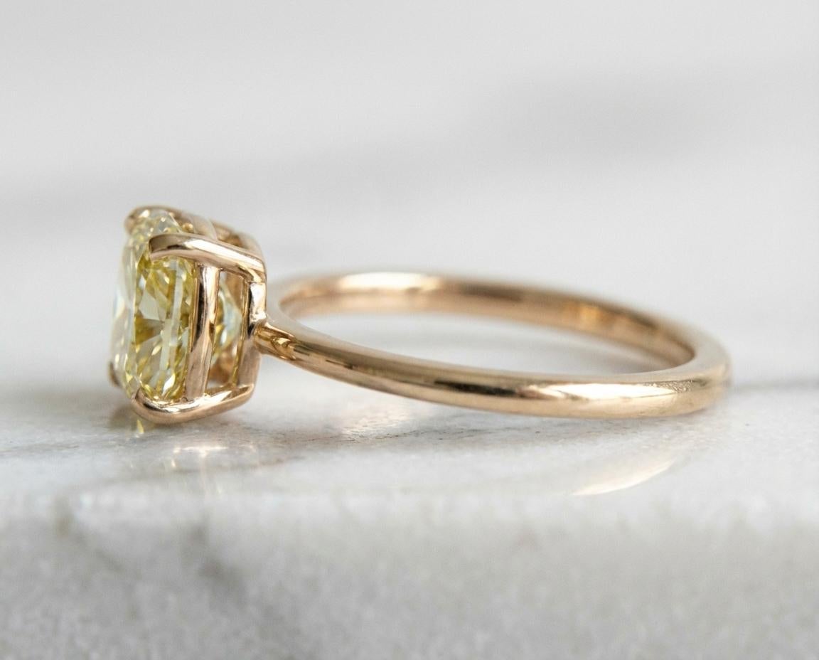 Bague de fiançailles en or 18K Golding & Co. avec diamant jaune intense Excellent état - En vente à Chicago, IL