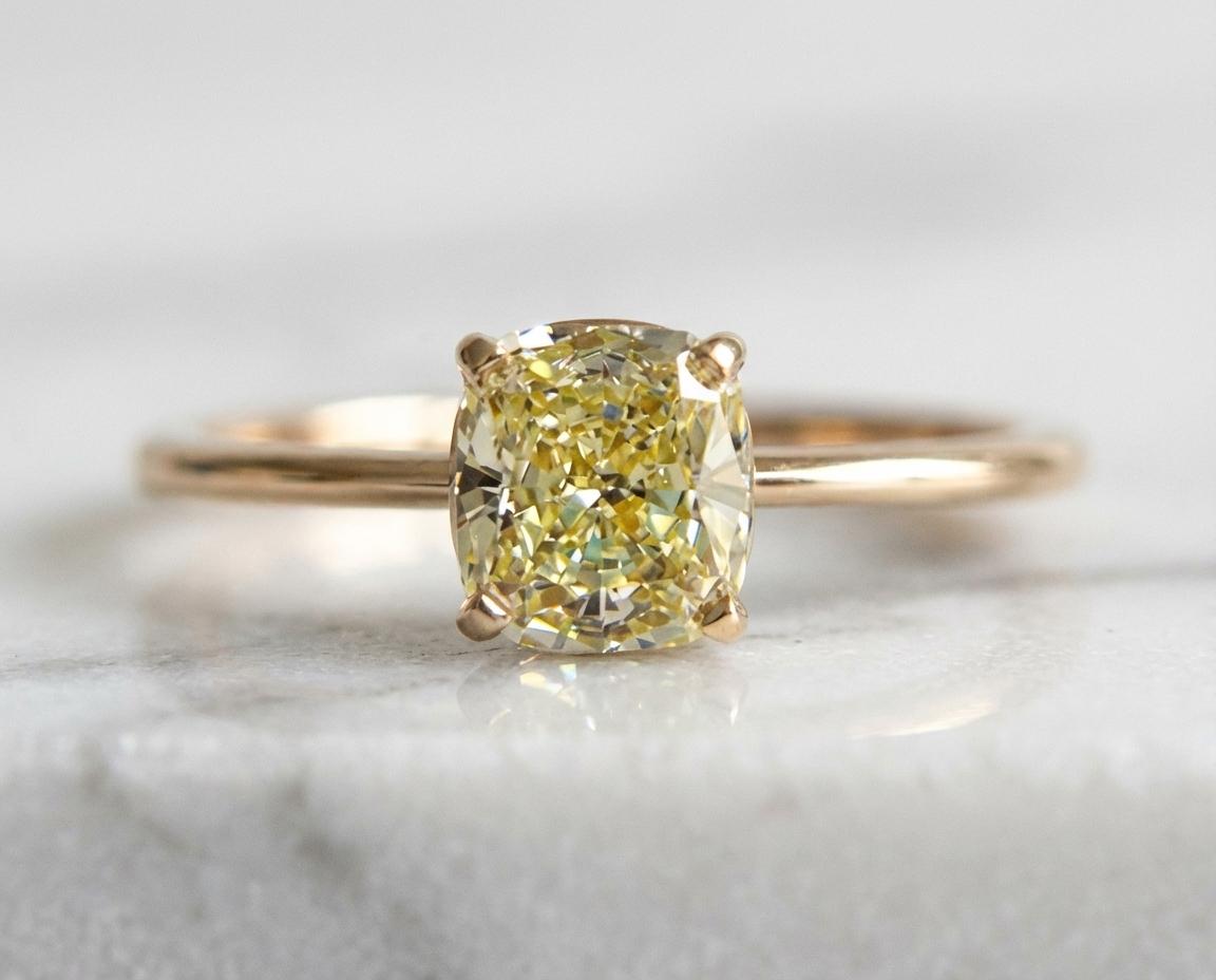 Bague de fiançailles en or 18K Golding & Co. avec diamant jaune intense Pour femmes en vente
