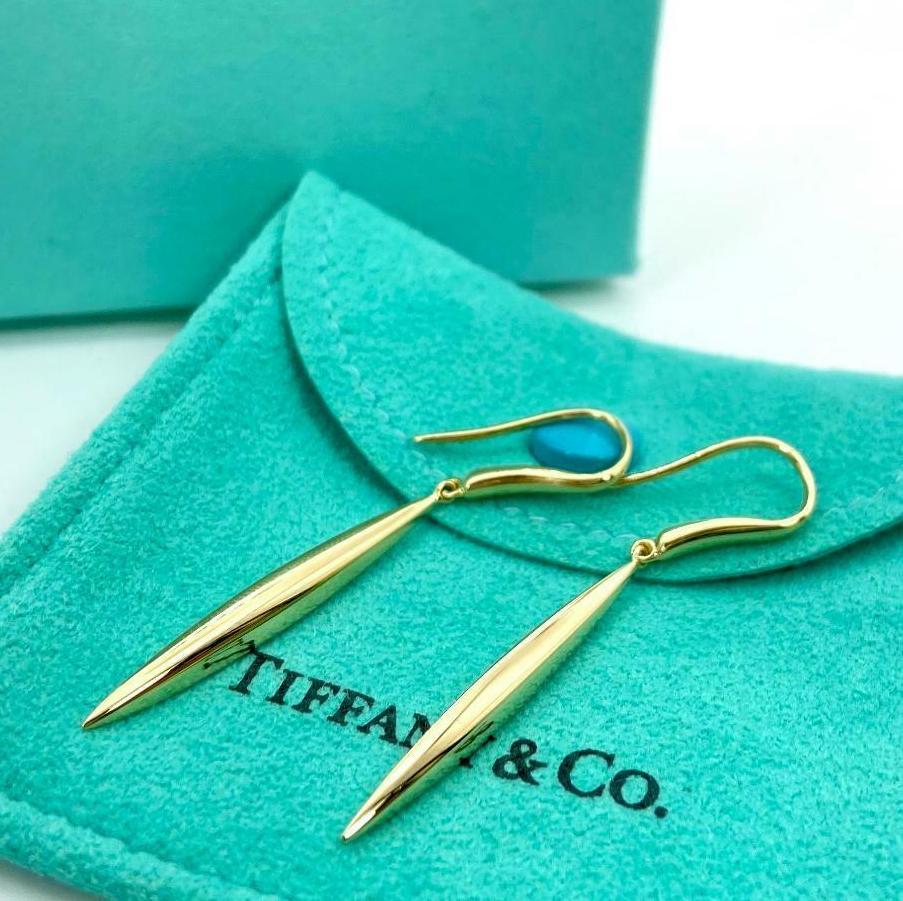TIFFANY & Co. 18K Gold Feather Earrings In Excellent Condition For Sale In Los Angeles, CA