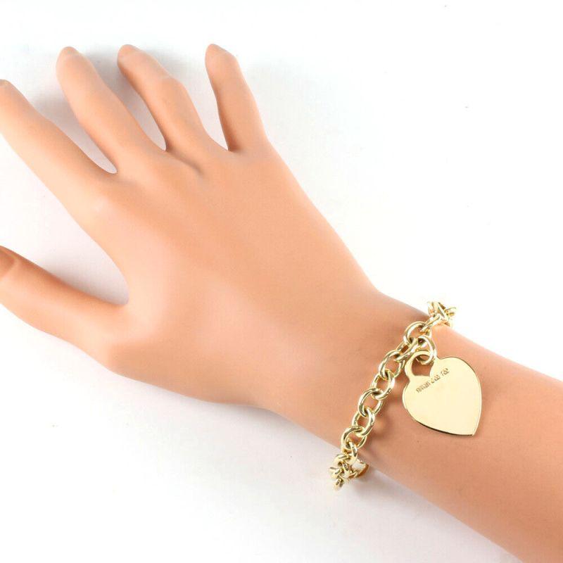 TIFFANY & Co. 18K Gold Herz-Tag-Charm-Armband Damen im Angebot