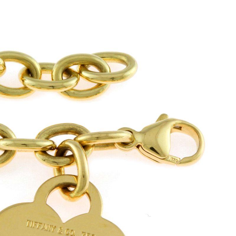 TIFFANY & Co. 18K Gold Herz-Tag-Charm-Armband im Angebot 1