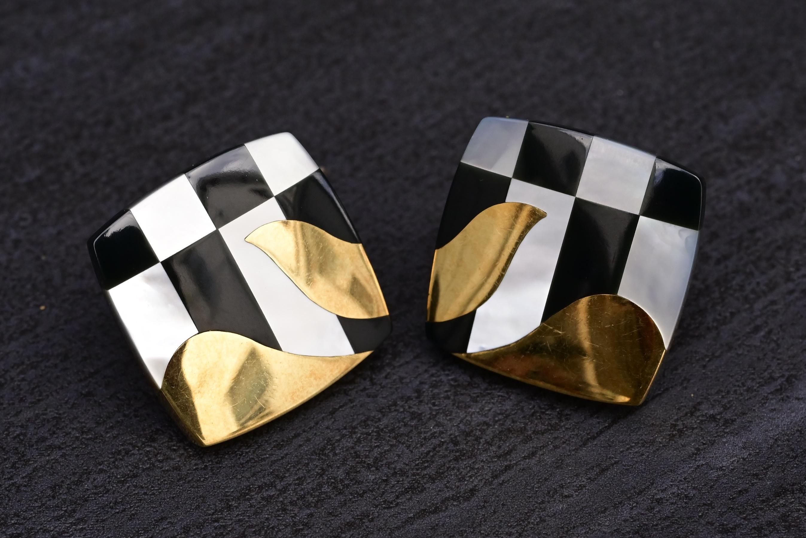 A stunning pair of Tiffany & Co. earrings featuring a bold checkerboard pattern crafted from black onyx and luminous mother-of-pearl, inlaid within a cushion-shaped 18K yellow gold frame. These exquisite earrings measure 23 x 22.8 mm and weigh 19.94