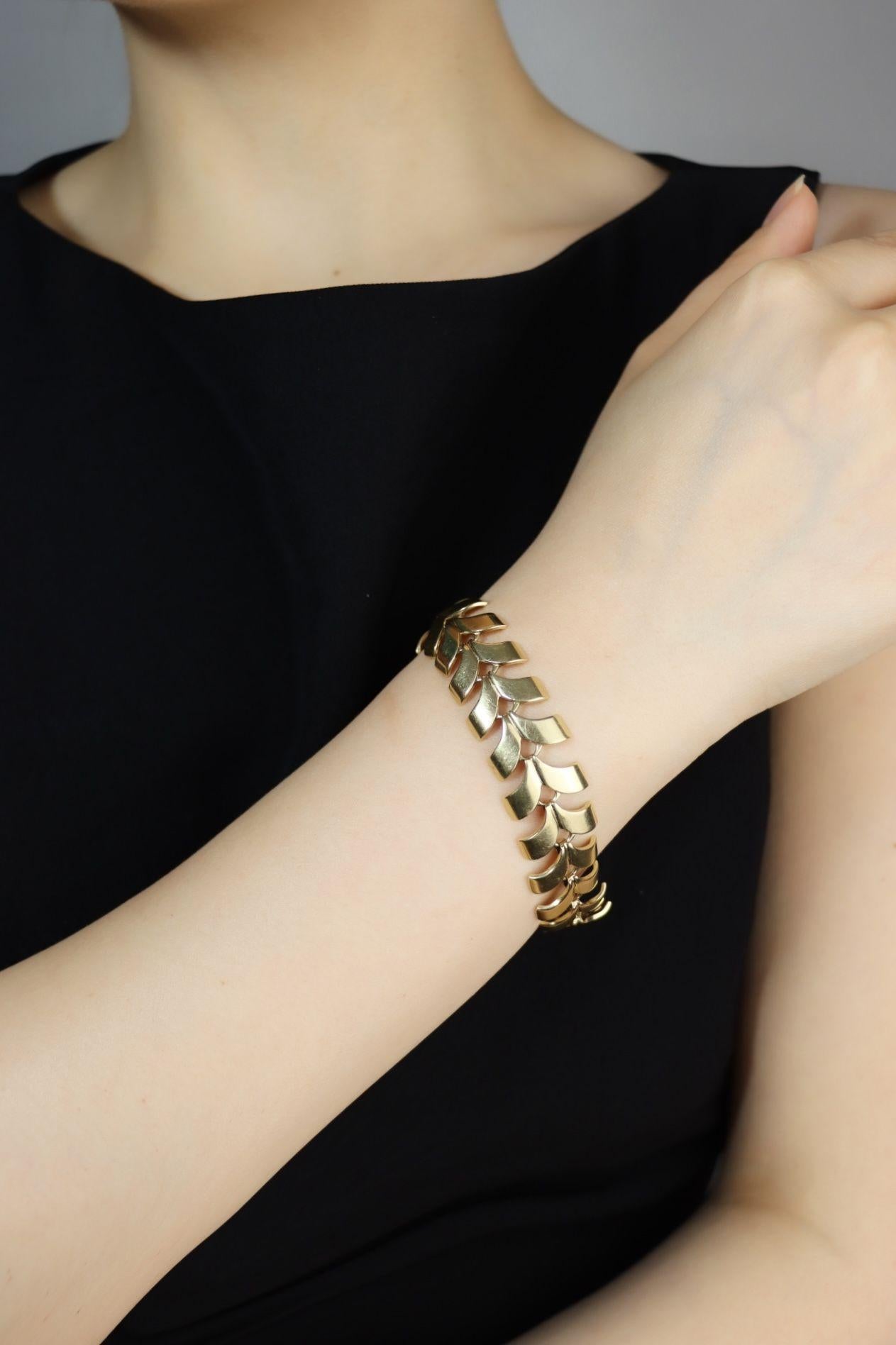 Tiffany & Co. 18K Gold Link Bracelet

Marked:
Tiffany & Co. 
18K

Approximate Dimensions:
8.8 cm (Length) 
1.6 cm (Width)
25.9 grams in weight.