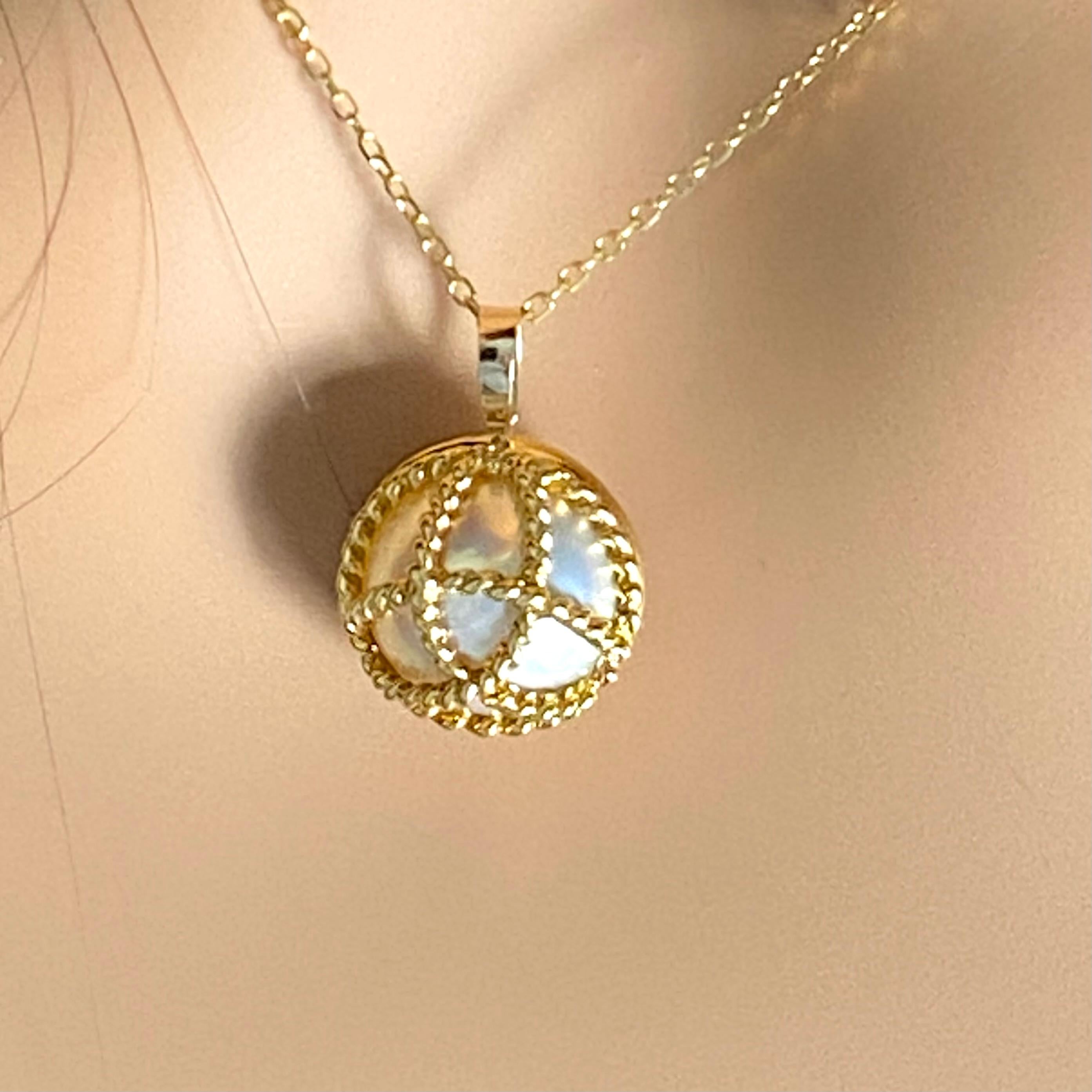 Tiffany Co 18K Gold Mabe Pearl Ribbed Gold Pendant Necklace For Sale 3