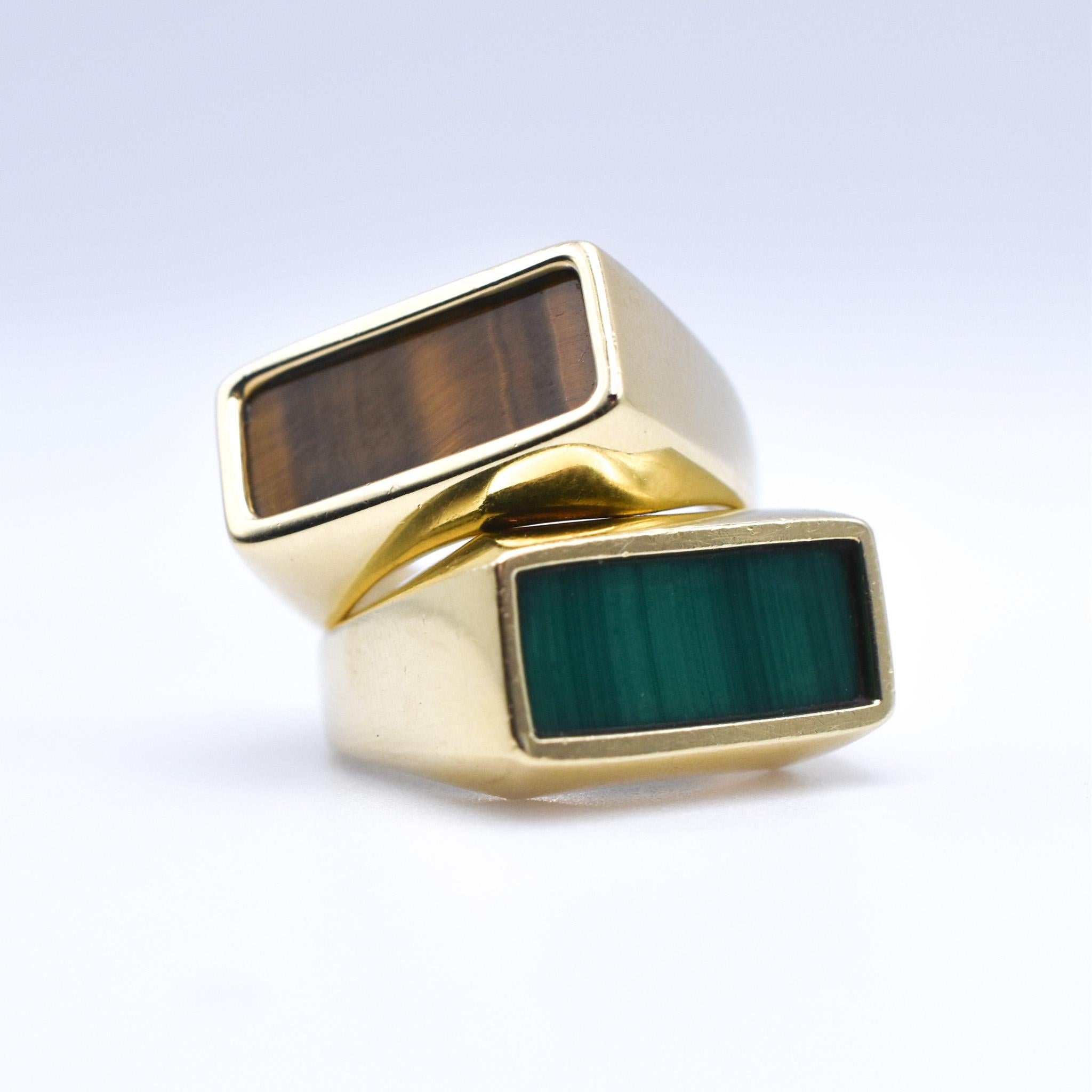 Ein exquisites Paar Ringe aus 18 Karat Gelbgold von Tiffany & Co mit Malachit und Tigerauge. 
Circa 1970.

Die Ringe können als Paar oder einzeln verkauft werden.
