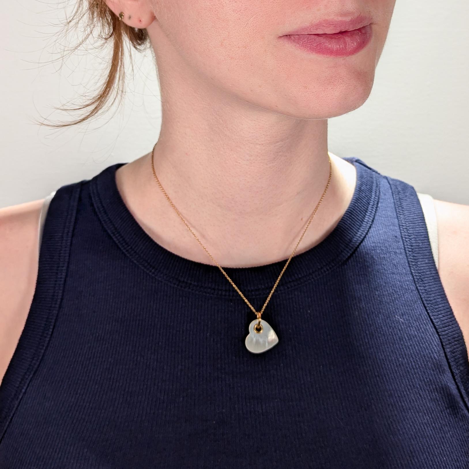 Una bella collana a doppio cuore.

Da Tiffany & Co.

In oro giallo 18 carati.

Con un ciondolo a forma di cuore in madreperla sospeso da un anello di sospensione a forma di cuore su una collana a catena in oro 18k.

Completamente marchiato.

Una