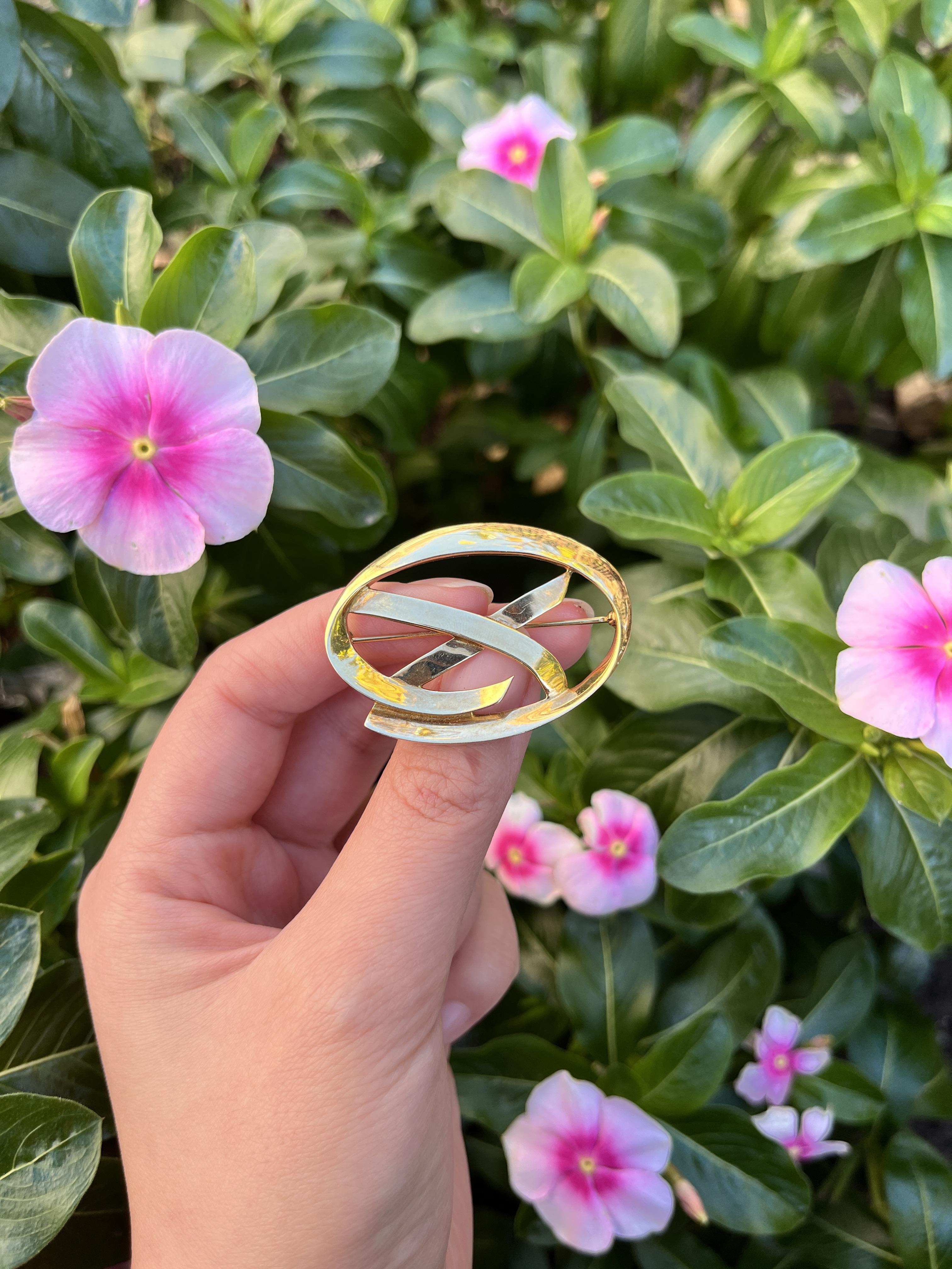 Tiffany & Co. 18K Gold Paloma Picasso Kiss Brooch In Good Condition For Sale In Flushing, NY