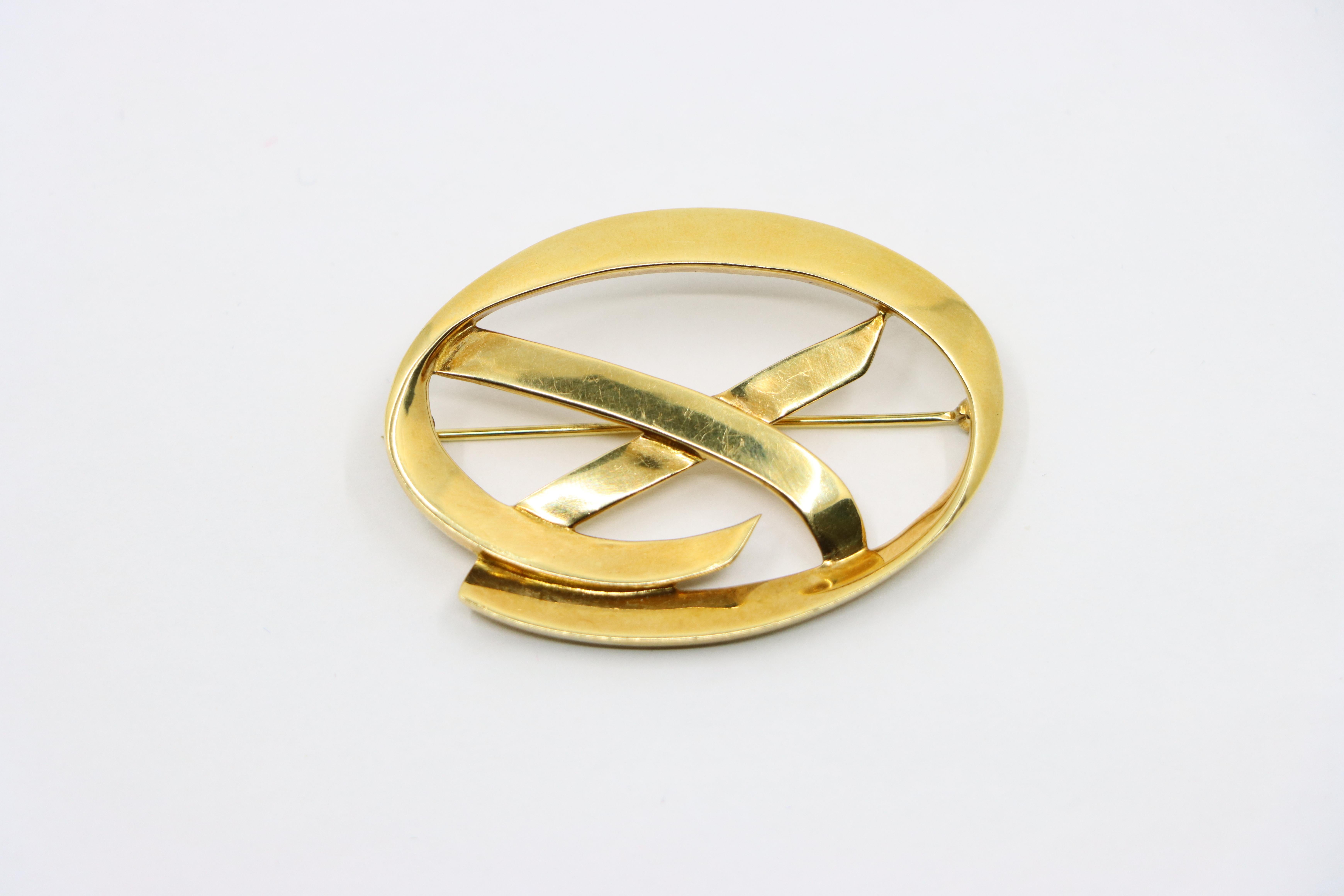 Women's or Men's Tiffany & Co. 18K Gold Paloma Picasso Kiss Brooch For Sale