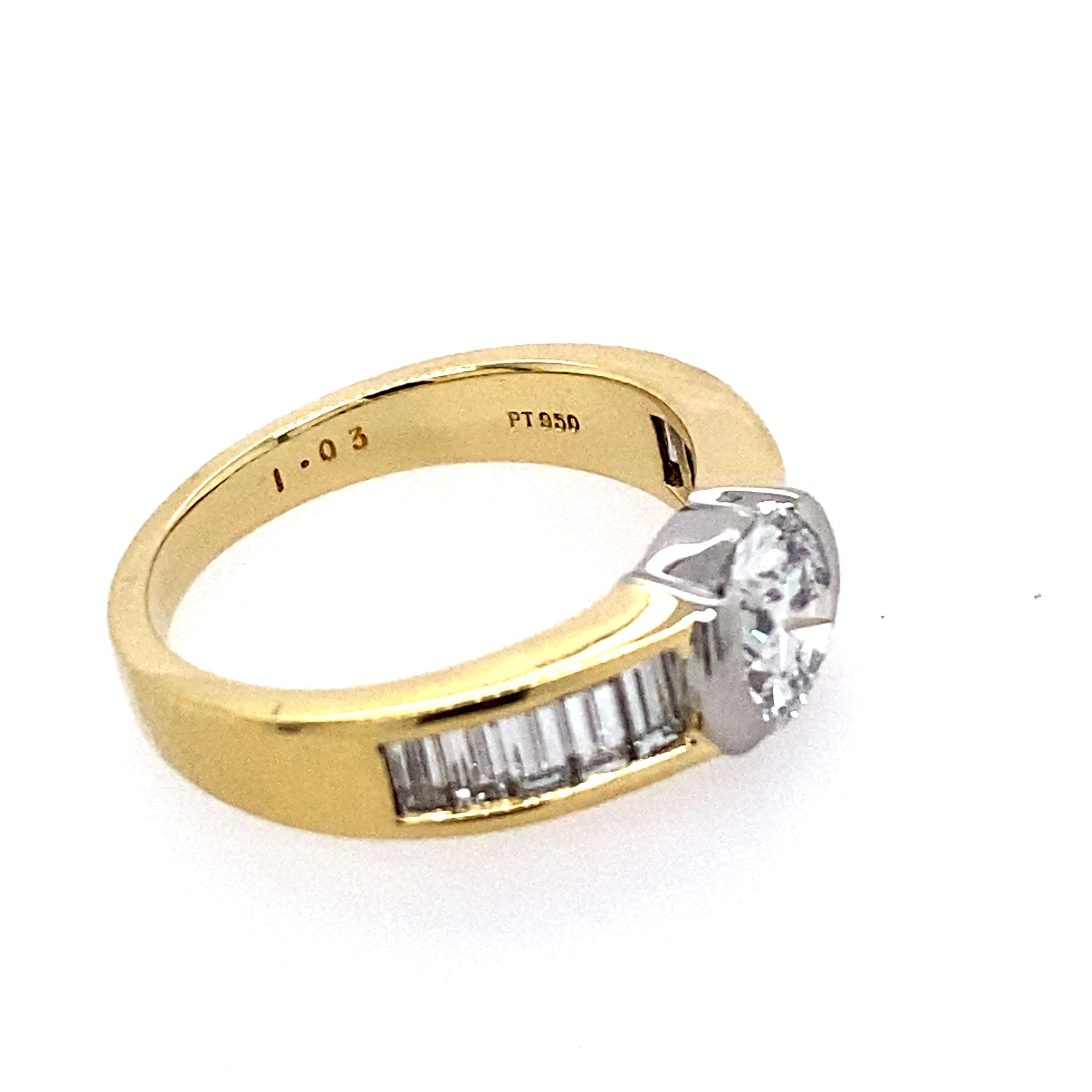 Tiffany & Co. Ring aus Gold, Platin und Diamanten
18 kt., ein runder Diamant von 1,03 ct. mit Gewichtsangabe, 10 Baguette-Diamanten von ca. .55 ct. signiert Tiffany & Co. 3,6 dwts. Mit Papieren von Tiffany & Co. und signiertem Etui.
Mit GIA-Bericht