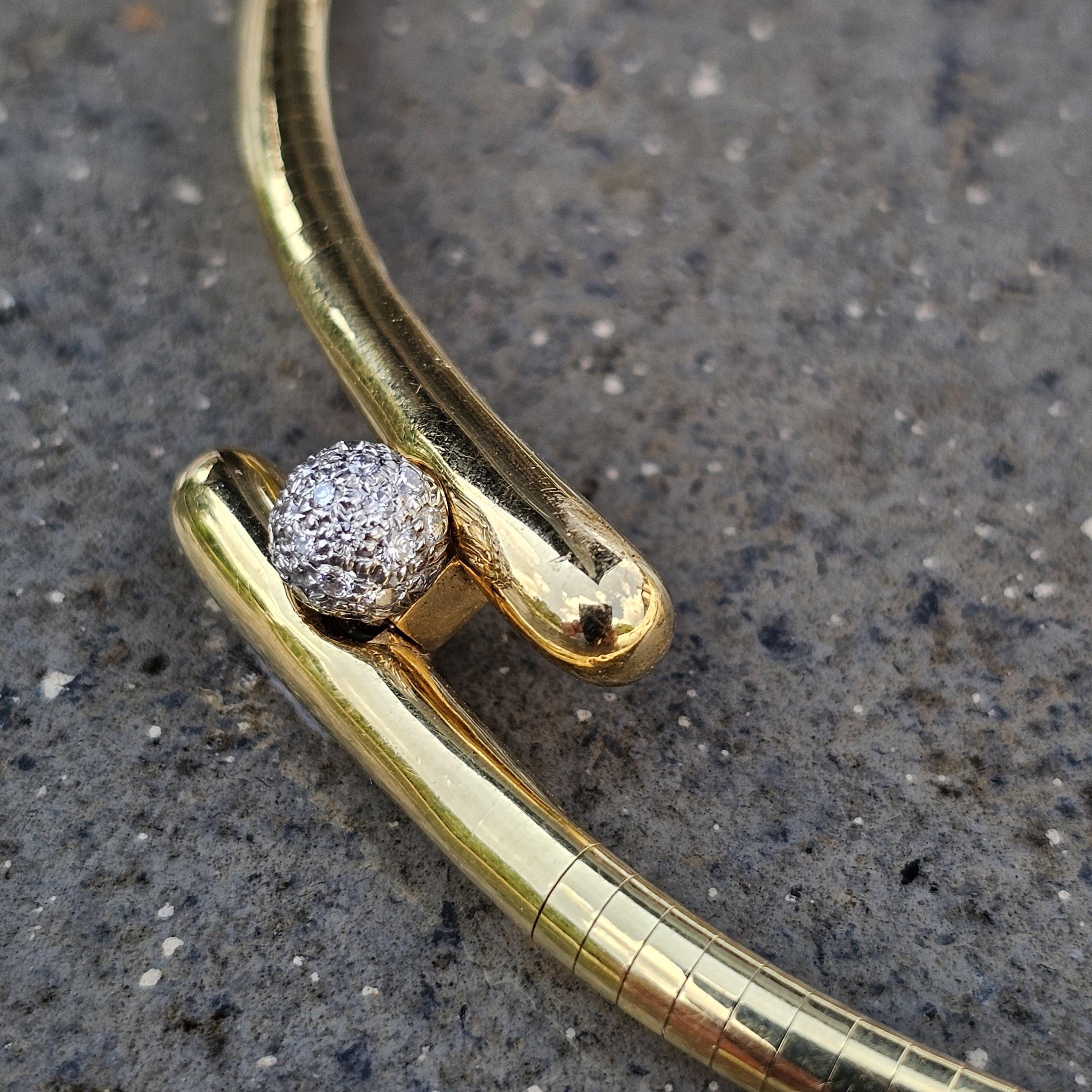 Arricchisci la tua collezione con questa splendida collana di Tiffany & Co. Realizzato in lussuoso oro 18 carati, è caratterizzato da un'impressionante diamante bianco con un esclusivo taglio a sfera. La sfera di diamanti è il pulsante di rilascio