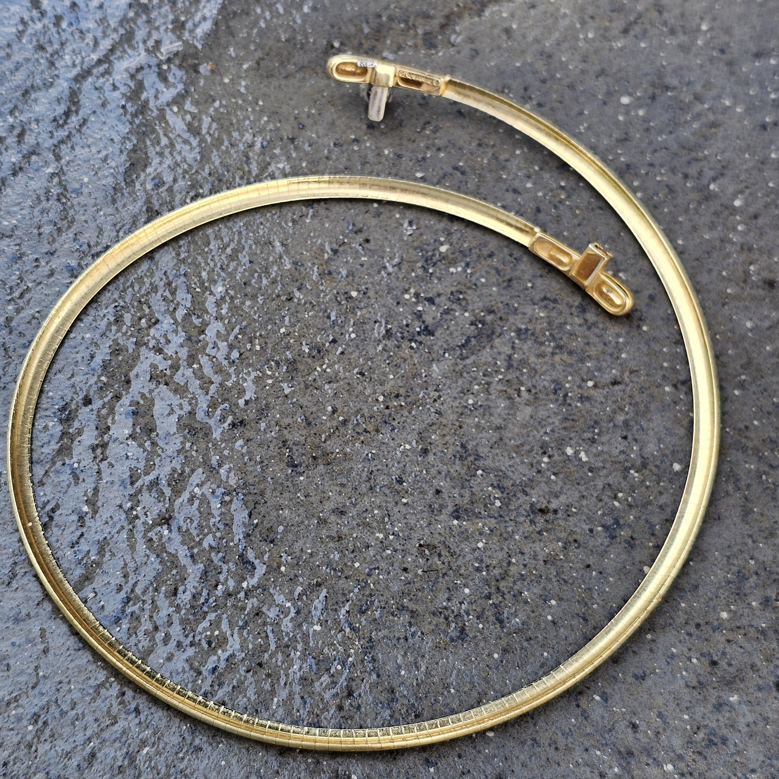 Tiffany & Co. Collana Omega Ball in oro 18k e platino con pavé di diamanti 34,1g in vendita 1