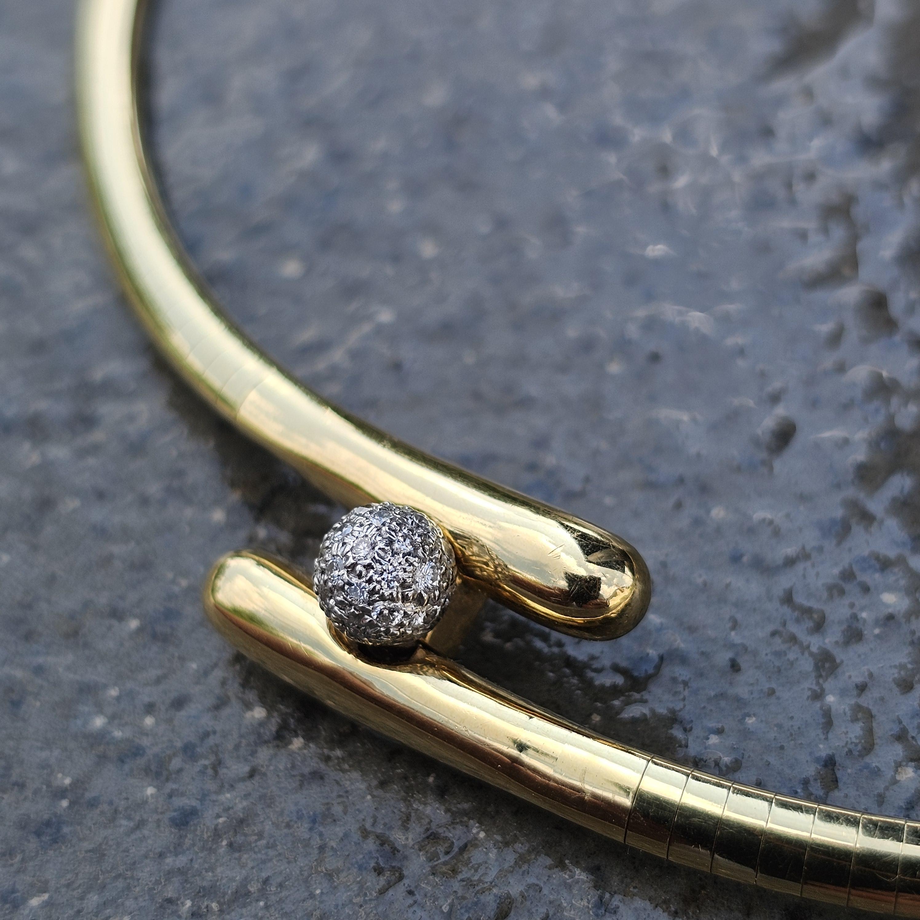 Tiffany & Co. Collana Omega Ball in oro 18k e platino con pavé di diamanti 34,1g in vendita 4