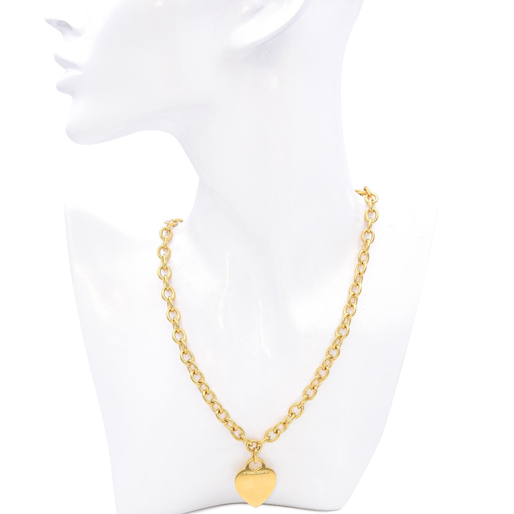 Entdecken Sie die Eleganz dieser Halskette von Tiffany & Co. Dieses aus 18 Karat Gold gefertigte Schmuckstück weist ein klassisches Return to Tiffany-Kettendesign mit ineinander greifenden Gliedern auf.
Ein herzförmiger Anhänger mit eingraviertem