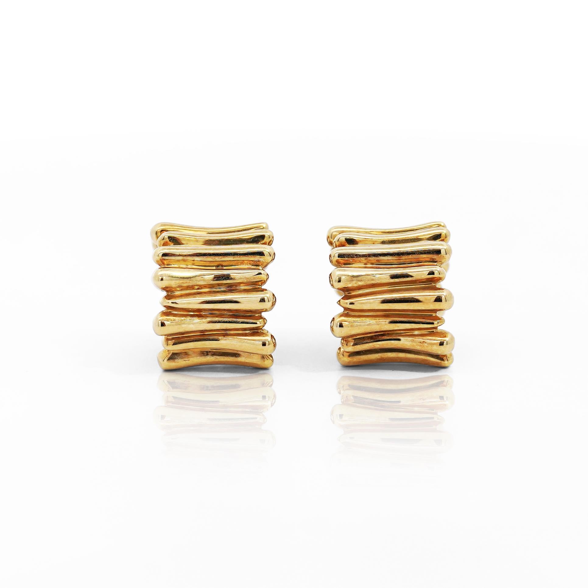 Tiffany & Co. 18K Gold Ribbed Huggie Latch Back Vintage Earrings In Excellent Condition In Miami, FL