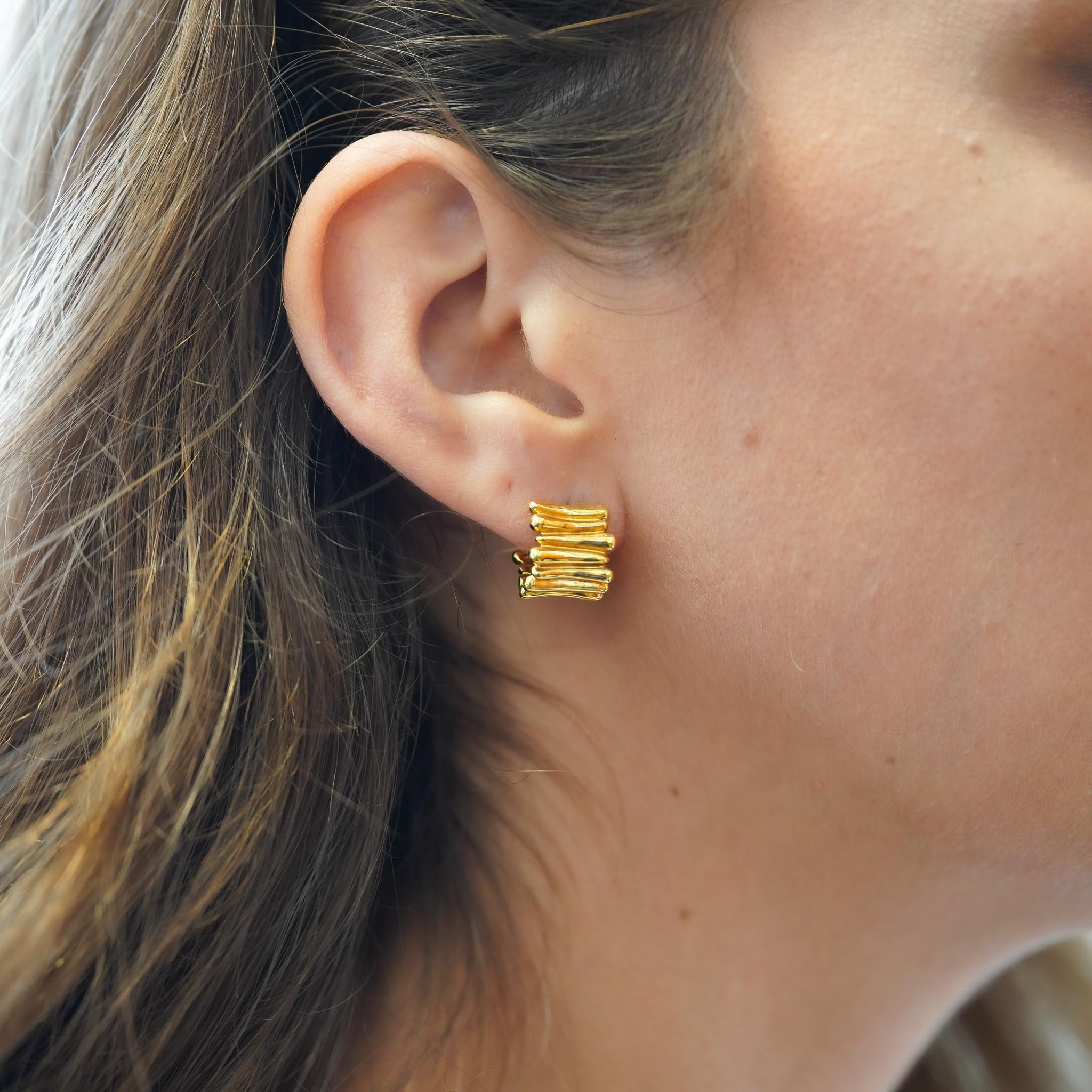 Women's Tiffany & Co. 18K Gold Ribbed Huggie Latch Back Vintage Earrings